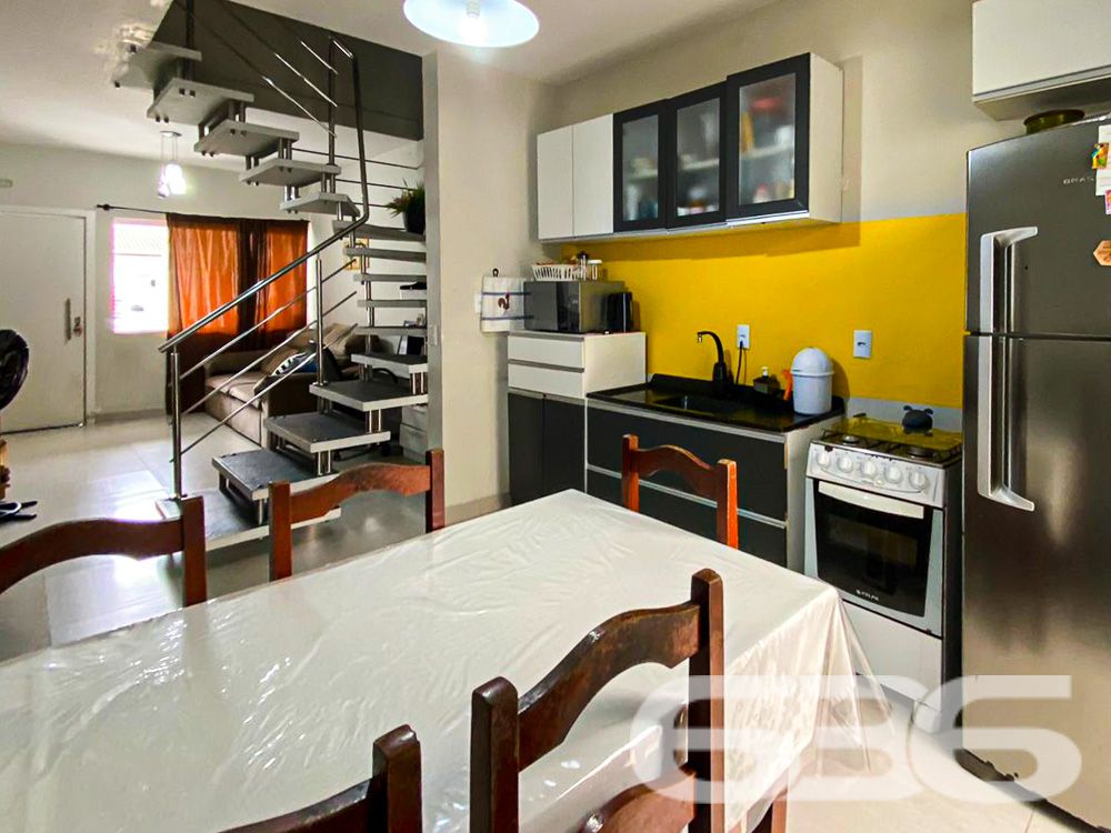 LINDO SOBRADO COM 2 SUÍTES EM CAMBORIÚ!
Apresentamos uma casa estilo sobrado com 73,81m² de área construída, localizada no bairro São Francisco de Assis em Camboriú, um dos bairros mais valorizados da região. Esta casa é perfeita para você que busca conforto e comodidade, com 2 suítes, 2 vagas de garagem descobertas e uma localização privilegiada a apenas 3km da praia e muito próximo de Balneário Camboriú.
COMODIDADE E ESTILO EM CADA CÔMODO:
Esta casa oferece 2 suítes espaçosas, uma delas com ar-condicionado split, garantindo seu conforto em todas as estações. A sala de estar e jantar é perfeita para receber amigos e familiares, enquanto a cozinha e a lavanderia são práticas e funcionais. O piso é de porcelanato e o corrimão é de inox, adicionando um toque de elegância ao imóvel.
LOCALIZAÇÃO ESTRATÉGICA:
Situada no bairro São Francisco de Assis, a casa está em uma rua que oferece tudo o que você precisa: escola, supermercado e farmácia. Além disso, você estará a apenas 3km da praia e muito próximo de Balneário Camboriú, permitindo que você desfrute do melhor do litoral catarinense.
ESCOLHA A 636 NEGÓCIOS IMOBILIÁRIOS:
Com mais de 30 anos de experiência, a 636 Negócios Imobiliários é sua melhor escolha para um negócio seguro e vantajoso. Para mais informações, entre em contato conosco.
Telefone: (47) 3451-0636
WhatsApp: (47) 99190-0636