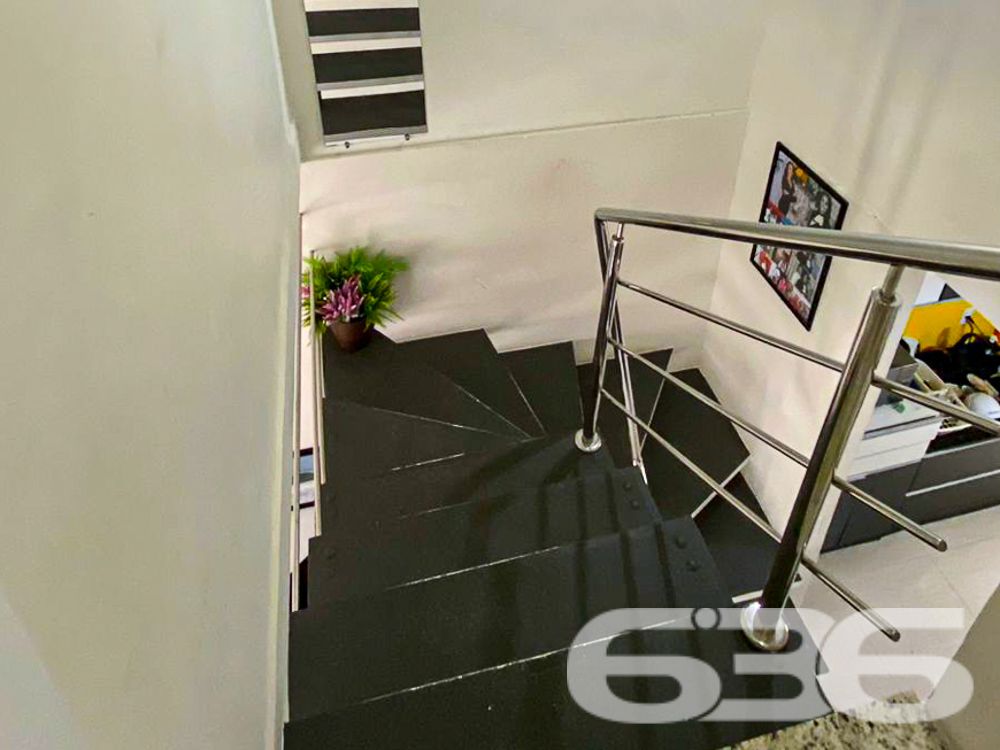 LINDO SOBRADO COM 2 SUÍTES EM CAMBORIÚ!
Apresentamos uma casa estilo sobrado com 73,81m² de área construída, localizada no bairro São Francisco de Assis em Camboriú, um dos bairros mais valorizados da região. Esta casa é perfeita para você que busca conforto e comodidade, com 2 suítes, 2 vagas de garagem descobertas e uma localização privilegiada a apenas 3km da praia e muito próximo de Balneário Camboriú.
COMODIDADE E ESTILO EM CADA CÔMODO:
Esta casa oferece 2 suítes espaçosas, uma delas com ar-condicionado split, garantindo seu conforto em todas as estações. A sala de estar e jantar é perfeita para receber amigos e familiares, enquanto a cozinha e a lavanderia são práticas e funcionais. O piso é de porcelanato e o corrimão é de inox, adicionando um toque de elegância ao imóvel.
LOCALIZAÇÃO ESTRATÉGICA:
Situada no bairro São Francisco de Assis, a casa está em uma rua que oferece tudo o que você precisa: escola, supermercado e farmácia. Além disso, você estará a apenas 3km da praia e muito próximo de Balneário Camboriú, permitindo que você desfrute do melhor do litoral catarinense.
ESCOLHA A 636 NEGÓCIOS IMOBILIÁRIOS:
Com mais de 30 anos de experiência, a 636 Negócios Imobiliários é sua melhor escolha para um negócio seguro e vantajoso. Para mais informações, entre em contato conosco.
Telefone: (47) 3451-0636
WhatsApp: (47) 99190-0636