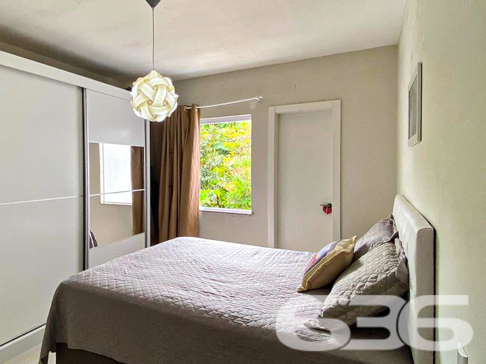 LINDO SOBRADO COM 2 SUÍTES EM CAMBORIÚ!
Apresentamos uma casa estilo sobrado com 73,81m² de área construída, localizada no bairro São Francisco de Assis em Camboriú, um dos bairros mais valorizados da região. Esta casa é perfeita para você que busca conforto e comodidade, com 2 suítes, 2 vagas de garagem descobertas e uma localização privilegiada a apenas 3km da praia e muito próximo de Balneário Camboriú.
COMODIDADE E ESTILO EM CADA CÔMODO:
Esta casa oferece 2 suítes espaçosas, uma delas com ar-condicionado split, garantindo seu conforto em todas as estações. A sala de estar e jantar é perfeita para receber amigos e familiares, enquanto a cozinha e a lavanderia são práticas e funcionais. O piso é de porcelanato e o corrimão é de inox, adicionando um toque de elegância ao imóvel.
LOCALIZAÇÃO ESTRATÉGICA:
Situada no bairro São Francisco de Assis, a casa está em uma rua que oferece tudo o que você precisa: escola, supermercado e farmácia. Além disso, você estará a apenas 3km da praia e muito próximo de Balneário Camboriú, permitindo que você desfrute do melhor do litoral catarinense.
ESCOLHA A 636 NEGÓCIOS IMOBILIÁRIOS:
Com mais de 30 anos de experiência, a 636 Negócios Imobiliários é sua melhor escolha para um negócio seguro e vantajoso. Para mais informações, entre em contato conosco.
Telefone: (47) 3451-0636
WhatsApp: (47) 99190-0636