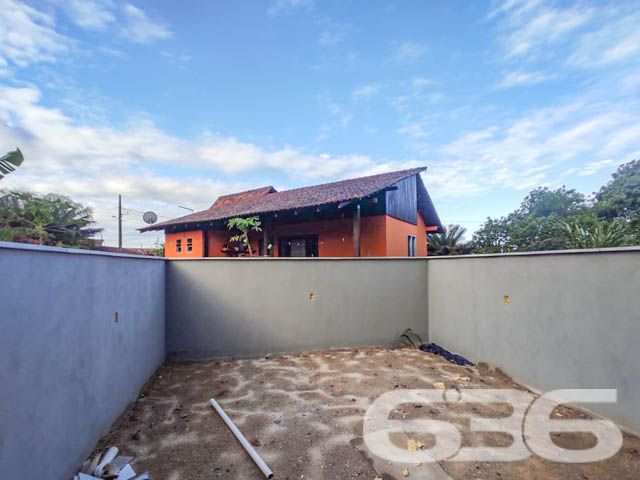 SOBRADO COM SUÍTE + 2 DORMITÓRIOS EM UBATUBA
Apresentamos a você um sobrado novo com 96,17m² de área construída, localizado no charmoso bairro de Ubatuba em São Francisco do Sul. Este imóvel é a definição perfeita de conforto e modernidade, oferecendo uma garagem descoberta, dois dormitórios, suíte, dois banheiros, jardim e muito mais!
DETALHES QUE FAZEM A DIFERENÇA:
O sobrado conta com dois dormitórios aconchegantes, além de uma suíte para garantir sua privacidade e conforto. A sala de estar e jantar é o espaço ideal para momentos em família, enquanto o jardim oferece um refúgio natural. Para os amantes de churrasco, a churrasqueira é um verdadeiro convite para momentos de lazer.
VIVA A EXPERIÊNCIA DE UBATUBA:
Localizado em Ubatuba, São Francisco do Sul, o imóvel está em uma região que oferece uma excelente infraestrutura. Desfrute da proximidade com praias deslumbrantes e viva a autêntica experiência do litoral catarinense.
ESCOLHA A 636 NEGÓCIOS IMOBILIÁRIOS:
Com mais de 30 anos de experiência, a 636 Negócios Imobiliários é sinônimo de confiança e excelência no mercado imobiliário. Entre em contato conosco para mais informações e descubra o valor de contar com uma equipe altamente qualificada.
Telefone: (47) 3448-3636
WhatsApp: (47) 99190-0636