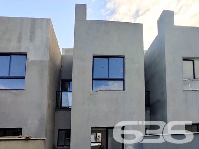SOBRADO COM SUÍTE + 2 DORMITÓRIOS EM UBATUBA
Apresentamos a você um sobrado novo com 96,17m² de área construída, localizado no charmoso bairro de Ubatuba em São Francisco do Sul. Este imóvel é a definição perfeita de conforto e modernidade, oferecendo uma garagem descoberta, dois dormitórios, suíte, dois banheiros, jardim e muito mais!
DETALHES QUE FAZEM A DIFERENÇA:
O sobrado conta com dois dormitórios aconchegantes, além de uma suíte para garantir sua privacidade e conforto. A sala de estar e jantar é o espaço ideal para momentos em família, enquanto o jardim oferece um refúgio natural. Para os amantes de churrasco, a churrasqueira é um verdadeiro convite para momentos de lazer.
VIVA A EXPERIÊNCIA DE UBATUBA:
Localizado em Ubatuba, São Francisco do Sul, o imóvel está em uma região que oferece uma excelente infraestrutura. Desfrute da proximidade com praias deslumbrantes e viva a autêntica experiência do litoral catarinense.
ESCOLHA A 636 NEGÓCIOS IMOBILIÁRIOS:
Com mais de 30 anos de experiência, a 636 Negócios Imobiliários é sinônimo de confiança e excelência no mercado imobiliário. Entre em contato conosco para mais informações e descubra o valor de contar com uma equipe altamente qualificada.
Telefone: (47) 3448-3636
WhatsApp: (47) 99190-0636