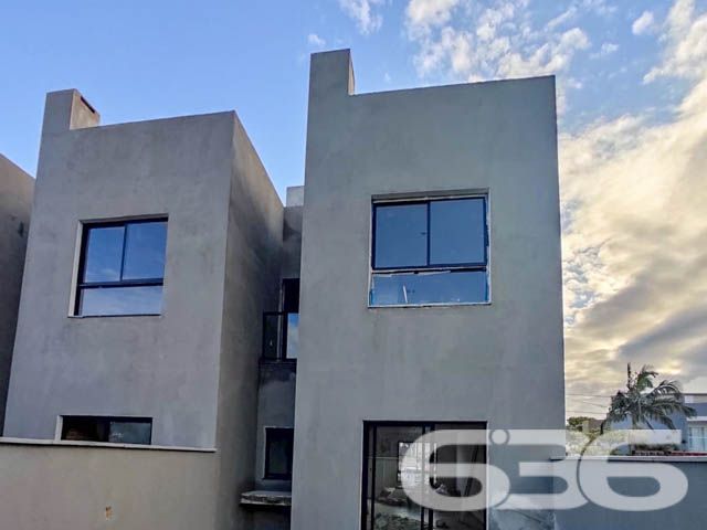 SOBRADO COM SUÍTE + 2 DORMITÓRIOS EM UBATUBA
Apresentamos a você um sobrado novo com 96,17m² de área construída, localizado no charmoso bairro de Ubatuba em São Francisco do Sul. Este imóvel é a definição perfeita de conforto e modernidade, oferecendo uma garagem descoberta, dois dormitórios, suíte, dois banheiros, jardim e muito mais!
DETALHES QUE FAZEM A DIFERENÇA:
O sobrado conta com dois dormitórios aconchegantes, além de uma suíte para garantir sua privacidade e conforto. A sala de estar e jantar é o espaço ideal para momentos em família, enquanto o jardim oferece um refúgio natural. Para os amantes de churrasco, a churrasqueira é um verdadeiro convite para momentos de lazer.
VIVA A EXPERIÊNCIA DE UBATUBA:
Localizado em Ubatuba, São Francisco do Sul, o imóvel está em uma região que oferece uma excelente infraestrutura. Desfrute da proximidade com praias deslumbrantes e viva a autêntica experiência do litoral catarinense.
ESCOLHA A 636 NEGÓCIOS IMOBILIÁRIOS:
Com mais de 30 anos de experiência, a 636 Negócios Imobiliários é sinônimo de confiança e excelência no mercado imobiliário. Entre em contato conosco para mais informações e descubra o valor de contar com uma equipe altamente qualificada.
Telefone: (47) 3448-3636
WhatsApp: (47) 99190-0636