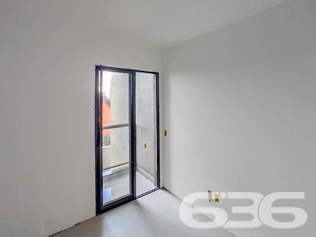 SOBRADO COM SUÍTE + 2 DORMITÓRIOS EM UBATUBA
Apresentamos a você um sobrado novo com 96,17m² de área construída, localizado no charmoso bairro de Ubatuba em São Francisco do Sul. Este imóvel é a definição perfeita de conforto e modernidade, oferecendo uma garagem descoberta, dois dormitórios, suíte, dois banheiros, jardim e muito mais!
DETALHES QUE FAZEM A DIFERENÇA:
O sobrado conta com dois dormitórios aconchegantes, além de uma suíte para garantir sua privacidade e conforto. A sala de estar e jantar é o espaço ideal para momentos em família, enquanto o jardim oferece um refúgio natural. Para os amantes de churrasco, a churrasqueira é um verdadeiro convite para momentos de lazer.
VIVA A EXPERIÊNCIA DE UBATUBA:
Localizado em Ubatuba, São Francisco do Sul, o imóvel está em uma região que oferece uma excelente infraestrutura. Desfrute da proximidade com praias deslumbrantes e viva a autêntica experiência do litoral catarinense.
ESCOLHA A 636 NEGÓCIOS IMOBILIÁRIOS:
Com mais de 30 anos de experiência, a 636 Negócios Imobiliários é sinônimo de confiança e excelência no mercado imobiliário. Entre em contato conosco para mais informações e descubra o valor de contar com uma equipe altamente qualificada.
Telefone: (47) 3448-3636
WhatsApp: (47) 99190-0636