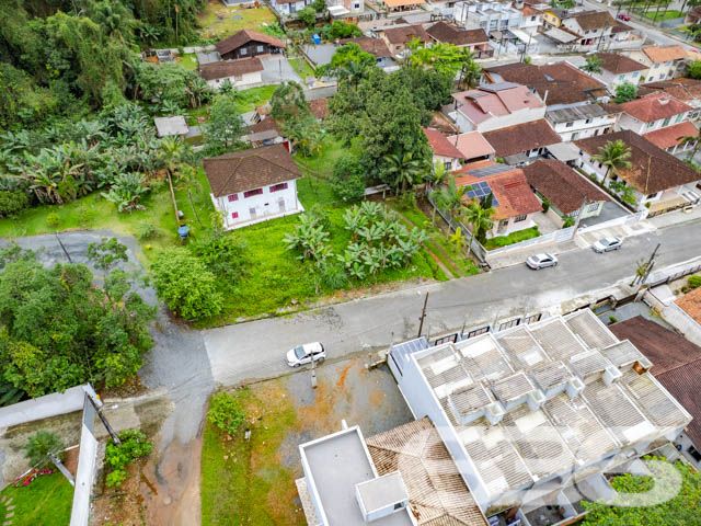 VENDE-SE TERRENO PRONTO PARA INVESTIR NO IRIRIÚ – OPORTUNIDADE ÚNICA!
Aproveite esta chance de investir em um terreno plano de 441,44m², localizado no bairro Iririú, perfeito para projetos de geminados ou construção personalizada.
Potencial Ilimitado:
Este terreno oferece um espaço amplo e versátil, ideal para quem busca construir ou investir em uma propriedade com alto potencial de valorização. A topografia plana é um convite para dar vida ao seu projeto arquitetônico.
Localização Estratégica:
Situado no bairro Iririú, conhecido por sua tranquilidade e infraestrutura completa, o terreno está próximo a escolas, supermercados e serviços essenciais, além de fácil acesso às principais vias da cidade.
636 Negócios Imobiliários: Parceiro de Confiança:
Com mais de três décadas de experiência, a 636 Negócios Imobiliários é especialista em identificar oportunidades de investimento imobiliário. Para mais informações, ligue para (47) 3451-0636 ou mande uma mensagem via WhatsApp para (47) 99190-0636.