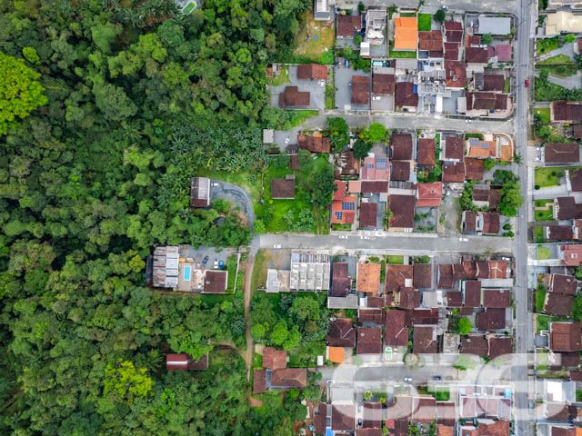 VENDE-SE TERRENO PRONTO PARA INVESTIR NO IRIRIÚ – OPORTUNIDADE ÚNICA!
Aproveite esta chance de investir em um terreno plano de 441,44m², localizado no bairro Iririú, perfeito para projetos de geminados ou construção personalizada.
Potencial Ilimitado:
Este terreno oferece um espaço amplo e versátil, ideal para quem busca construir ou investir em uma propriedade com alto potencial de valorização. A topografia plana é um convite para dar vida ao seu projeto arquitetônico.
Localização Estratégica:
Situado no bairro Iririú, conhecido por sua tranquilidade e infraestrutura completa, o terreno está próximo a escolas, supermercados e serviços essenciais, além de fácil acesso às principais vias da cidade.
636 Negócios Imobiliários: Parceiro de Confiança:
Com mais de três décadas de experiência, a 636 Negócios Imobiliários é especialista em identificar oportunidades de investimento imobiliário. Para mais informações, ligue para (47) 3451-0636 ou mande uma mensagem via WhatsApp para (47) 99190-0636.