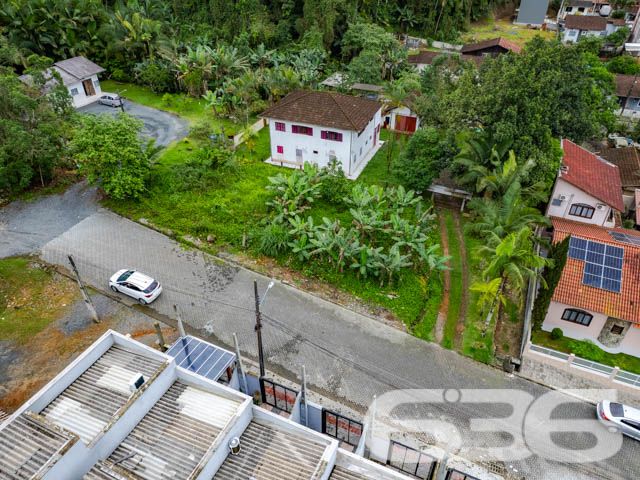VENDE-SE TERRENO PRONTO PARA INVESTIR NO IRIRIÚ – OPORTUNIDADE ÚNICA!
Aproveite esta chance de investir em um terreno plano de 441,44m², localizado no bairro Iririú, perfeito para projetos de geminados ou construção personalizada.
Potencial Ilimitado:
Este terreno oferece um espaço amplo e versátil, ideal para quem busca construir ou investir em uma propriedade com alto potencial de valorização. A topografia plana é um convite para dar vida ao seu projeto arquitetônico.
Localização Estratégica:
Situado no bairro Iririú, conhecido por sua tranquilidade e infraestrutura completa, o terreno está próximo a escolas, supermercados e serviços essenciais, além de fácil acesso às principais vias da cidade.
636 Negócios Imobiliários: Parceiro de Confiança:
Com mais de três décadas de experiência, a 636 Negócios Imobiliários é especialista em identificar oportunidades de investimento imobiliário. Para mais informações, ligue para (47) 3451-0636 ou mande uma mensagem via WhatsApp para (47) 99190-0636.