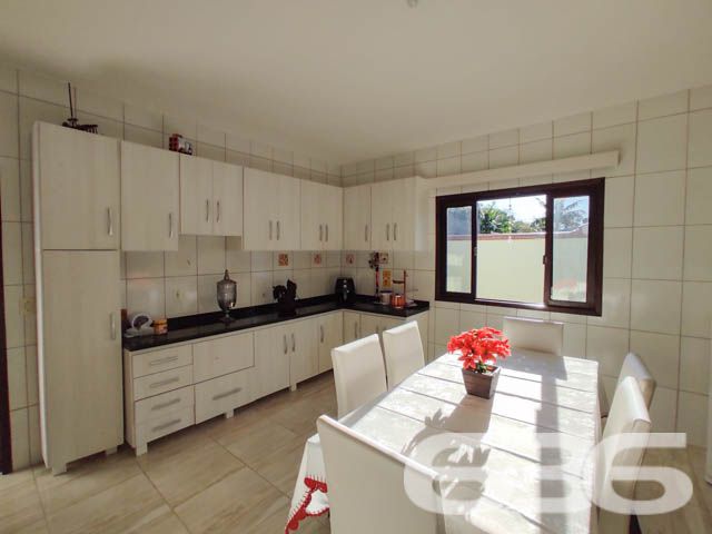 IMÓVEL COM SUÍTE + 2 DORMITÓRIOS EM UBATUBA
Descubra o prazer de viver em Ubatuba, São Francisco do Sul, nesta casa de 165m², situada em um terreno de 340m². Com uma construção parcialmente averbada, este imóvel se destaca pela sua boa iluminação natural e cômodos espaçosos e arejados, oferecendo o conforto que você merece.
Espaço e Conforto para Toda a Família
Este lar acolhedor conta com 2 dormitórios e uma suíte, garantindo privacidade e tranquilidade. Com 2 banheiros, jardim, sala de estar e jantar integradas, a casa promove um ambiente familiar e convidativo. A área de serviço é prática, e a propriedade é totalmente murada, oferecendo segurança e privacidade. A sala, copa e cozinha conjugadas criam um espaço harmonioso para momentos em família.
Área de Lazer Completa para Momentos Inesquecíveis
A área de festas com churrasqueira e fogão a lenha é o coração desta casa, ideal para reunir amigos e familiares em momentos de celebração e alegria.
Localização Privilegiada em Ubatuba, São Francisco do Sul
Situada em Ubatuba, um dos bairros mais charmosos de São Francisco do Sul, esta casa está cercada por uma natureza exuberante, oferecendo uma vida tranquila e repleta de momentos ao ar livre.
636 Negócios Imobiliários: Mais de 30 Anos Realizando Sonhos
Com uma trajetória de mais de 30 anos, a 636 Negócios Imobiliários é especialista em encontrar o imóvel ideal para você. Entre em contato conosco pelo telefone (47) 3448-3636 ou WhatsApp (47) 99190-0636 e descubra como podemos ajudá-lo a realizar o sonho do lar perfeito.