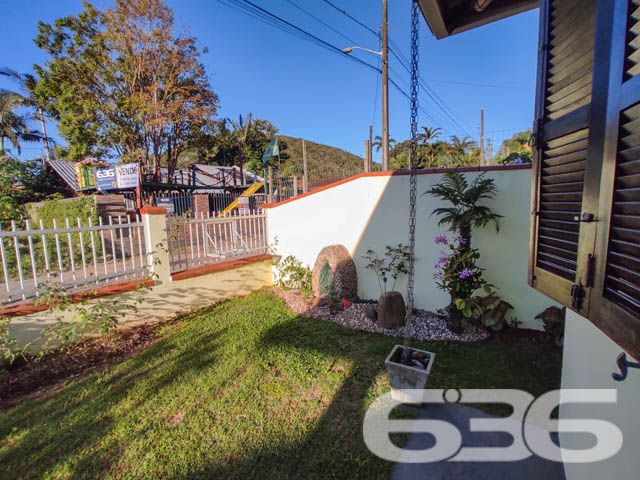 IMÓVEL COM SUÍTE + 2 DORMITÓRIOS EM UBATUBA
Descubra o prazer de viver em Ubatuba, São Francisco do Sul, nesta casa de 165m², situada em um terreno de 340m². Com uma construção parcialmente averbada, este imóvel se destaca pela sua boa iluminação natural e cômodos espaçosos e arejados, oferecendo o conforto que você merece.
Espaço e Conforto para Toda a Família
Este lar acolhedor conta com 2 dormitórios e uma suíte, garantindo privacidade e tranquilidade. Com 2 banheiros, jardim, sala de estar e jantar integradas, a casa promove um ambiente familiar e convidativo. A área de serviço é prática, e a propriedade é totalmente murada, oferecendo segurança e privacidade. A sala, copa e cozinha conjugadas criam um espaço harmonioso para momentos em família.
Área de Lazer Completa para Momentos Inesquecíveis
A área de festas com churrasqueira e fogão a lenha é o coração desta casa, ideal para reunir amigos e familiares em momentos de celebração e alegria.
Localização Privilegiada em Ubatuba, São Francisco do Sul
Situada em Ubatuba, um dos bairros mais charmosos de São Francisco do Sul, esta casa está cercada por uma natureza exuberante, oferecendo uma vida tranquila e repleta de momentos ao ar livre.
636 Negócios Imobiliários: Mais de 30 Anos Realizando Sonhos
Com uma trajetória de mais de 30 anos, a 636 Negócios Imobiliários é especialista em encontrar o imóvel ideal para você. Entre em contato conosco pelo telefone (47) 3448-3636 ou WhatsApp (47) 99190-0636 e descubra como podemos ajudá-lo a realizar o sonho do lar perfeito.
