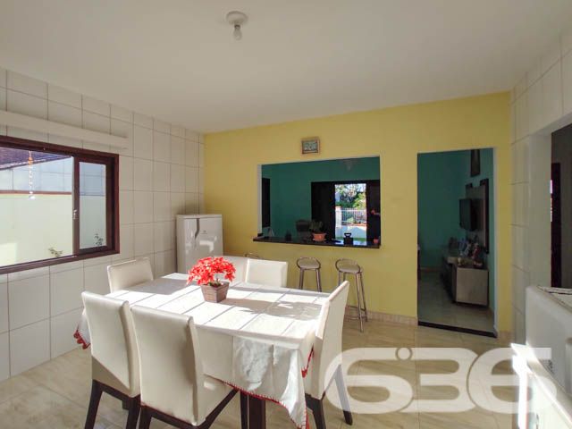 IMÓVEL COM SUÍTE + 2 DORMITÓRIOS EM UBATUBA
Descubra o prazer de viver em Ubatuba, São Francisco do Sul, nesta casa de 165m², situada em um terreno de 340m². Com uma construção parcialmente averbada, este imóvel se destaca pela sua boa iluminação natural e cômodos espaçosos e arejados, oferecendo o conforto que você merece.
Espaço e Conforto para Toda a Família
Este lar acolhedor conta com 2 dormitórios e uma suíte, garantindo privacidade e tranquilidade. Com 2 banheiros, jardim, sala de estar e jantar integradas, a casa promove um ambiente familiar e convidativo. A área de serviço é prática, e a propriedade é totalmente murada, oferecendo segurança e privacidade. A sala, copa e cozinha conjugadas criam um espaço harmonioso para momentos em família.
Área de Lazer Completa para Momentos Inesquecíveis
A área de festas com churrasqueira e fogão a lenha é o coração desta casa, ideal para reunir amigos e familiares em momentos de celebração e alegria.
Localização Privilegiada em Ubatuba, São Francisco do Sul
Situada em Ubatuba, um dos bairros mais charmosos de São Francisco do Sul, esta casa está cercada por uma natureza exuberante, oferecendo uma vida tranquila e repleta de momentos ao ar livre.
636 Negócios Imobiliários: Mais de 30 Anos Realizando Sonhos
Com uma trajetória de mais de 30 anos, a 636 Negócios Imobiliários é especialista em encontrar o imóvel ideal para você. Entre em contato conosco pelo telefone (47) 3448-3636 ou WhatsApp (47) 99190-0636 e descubra como podemos ajudá-lo a realizar o sonho do lar perfeito.