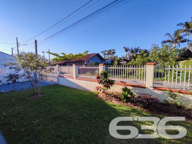 IMÓVEL COM SUÍTE + 2 DORMITÓRIOS EM UBATUBA
Descubra o prazer de viver em Ubatuba, São Francisco do Sul, nesta casa de 165m², situada em um terreno de 340m². Com uma construção parcialmente averbada, este imóvel se destaca pela sua boa iluminação natural e cômodos espaçosos e arejados, oferecendo o conforto que você merece.
Espaço e Conforto para Toda a Família
Este lar acolhedor conta com 2 dormitórios e uma suíte, garantindo privacidade e tranquilidade. Com 2 banheiros, jardim, sala de estar e jantar integradas, a casa promove um ambiente familiar e convidativo. A área de serviço é prática, e a propriedade é totalmente murada, oferecendo segurança e privacidade. A sala, copa e cozinha conjugadas criam um espaço harmonioso para momentos em família.
Área de Lazer Completa para Momentos Inesquecíveis
A área de festas com churrasqueira e fogão a lenha é o coração desta casa, ideal para reunir amigos e familiares em momentos de celebração e alegria.
Localização Privilegiada em Ubatuba, São Francisco do Sul
Situada em Ubatuba, um dos bairros mais charmosos de São Francisco do Sul, esta casa está cercada por uma natureza exuberante, oferecendo uma vida tranquila e repleta de momentos ao ar livre.
636 Negócios Imobiliários: Mais de 30 Anos Realizando Sonhos
Com uma trajetória de mais de 30 anos, a 636 Negócios Imobiliários é especialista em encontrar o imóvel ideal para você. Entre em contato conosco pelo telefone (47) 3448-3636 ou WhatsApp (47) 99190-0636 e descubra como podemos ajudá-lo a realizar o sonho do lar perfeito.