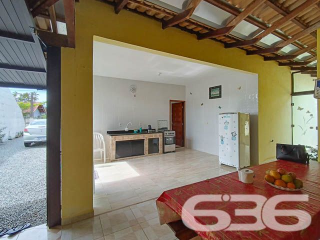 IMÓVEL COM SUÍTE + 2 DORMITÓRIOS EM UBATUBA
Descubra o prazer de viver em Ubatuba, São Francisco do Sul, nesta casa de 165m², situada em um terreno de 340m². Com uma construção parcialmente averbada, este imóvel se destaca pela sua boa iluminação natural e cômodos espaçosos e arejados, oferecendo o conforto que você merece.
Espaço e Conforto para Toda a Família
Este lar acolhedor conta com 2 dormitórios e uma suíte, garantindo privacidade e tranquilidade. Com 2 banheiros, jardim, sala de estar e jantar integradas, a casa promove um ambiente familiar e convidativo. A área de serviço é prática, e a propriedade é totalmente murada, oferecendo segurança e privacidade. A sala, copa e cozinha conjugadas criam um espaço harmonioso para momentos em família.
Área de Lazer Completa para Momentos Inesquecíveis
A área de festas com churrasqueira e fogão a lenha é o coração desta casa, ideal para reunir amigos e familiares em momentos de celebração e alegria.
Localização Privilegiada em Ubatuba, São Francisco do Sul
Situada em Ubatuba, um dos bairros mais charmosos de São Francisco do Sul, esta casa está cercada por uma natureza exuberante, oferecendo uma vida tranquila e repleta de momentos ao ar livre.
636 Negócios Imobiliários: Mais de 30 Anos Realizando Sonhos
Com uma trajetória de mais de 30 anos, a 636 Negócios Imobiliários é especialista em encontrar o imóvel ideal para você. Entre em contato conosco pelo telefone (47) 3448-3636 ou WhatsApp (47) 99190-0636 e descubra como podemos ajudá-lo a realizar o sonho do lar perfeito.