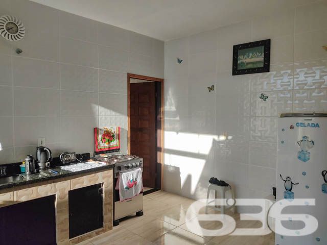 IMÓVEL COM SUÍTE + 2 DORMITÓRIOS EM UBATUBA
Descubra o prazer de viver em Ubatuba, São Francisco do Sul, nesta casa de 165m², situada em um terreno de 340m². Com uma construção parcialmente averbada, este imóvel se destaca pela sua boa iluminação natural e cômodos espaçosos e arejados, oferecendo o conforto que você merece.
Espaço e Conforto para Toda a Família
Este lar acolhedor conta com 2 dormitórios e uma suíte, garantindo privacidade e tranquilidade. Com 2 banheiros, jardim, sala de estar e jantar integradas, a casa promove um ambiente familiar e convidativo. A área de serviço é prática, e a propriedade é totalmente murada, oferecendo segurança e privacidade. A sala, copa e cozinha conjugadas criam um espaço harmonioso para momentos em família.
Área de Lazer Completa para Momentos Inesquecíveis
A área de festas com churrasqueira e fogão a lenha é o coração desta casa, ideal para reunir amigos e familiares em momentos de celebração e alegria.
Localização Privilegiada em Ubatuba, São Francisco do Sul
Situada em Ubatuba, um dos bairros mais charmosos de São Francisco do Sul, esta casa está cercada por uma natureza exuberante, oferecendo uma vida tranquila e repleta de momentos ao ar livre.
636 Negócios Imobiliários: Mais de 30 Anos Realizando Sonhos
Com uma trajetória de mais de 30 anos, a 636 Negócios Imobiliários é especialista em encontrar o imóvel ideal para você. Entre em contato conosco pelo telefone (47) 3448-3636 ou WhatsApp (47) 99190-0636 e descubra como podemos ajudá-lo a realizar o sonho do lar perfeito.