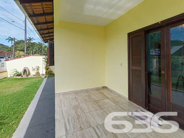 IMÓVEL COM SUÍTE + 2 DORMITÓRIOS EM UBATUBA
Descubra o prazer de viver em Ubatuba, São Francisco do Sul, nesta casa de 165m², situada em um terreno de 340m². Com uma construção parcialmente averbada, este imóvel se destaca pela sua boa iluminação natural e cômodos espaçosos e arejados, oferecendo o conforto que você merece.
Espaço e Conforto para Toda a Família
Este lar acolhedor conta com 2 dormitórios e uma suíte, garantindo privacidade e tranquilidade. Com 2 banheiros, jardim, sala de estar e jantar integradas, a casa promove um ambiente familiar e convidativo. A área de serviço é prática, e a propriedade é totalmente murada, oferecendo segurança e privacidade. A sala, copa e cozinha conjugadas criam um espaço harmonioso para momentos em família.
Área de Lazer Completa para Momentos Inesquecíveis
A área de festas com churrasqueira e fogão a lenha é o coração desta casa, ideal para reunir amigos e familiares em momentos de celebração e alegria.
Localização Privilegiada em Ubatuba, São Francisco do Sul
Situada em Ubatuba, um dos bairros mais charmosos de São Francisco do Sul, esta casa está cercada por uma natureza exuberante, oferecendo uma vida tranquila e repleta de momentos ao ar livre.
636 Negócios Imobiliários: Mais de 30 Anos Realizando Sonhos
Com uma trajetória de mais de 30 anos, a 636 Negócios Imobiliários é especialista em encontrar o imóvel ideal para você. Entre em contato conosco pelo telefone (47) 3448-3636 ou WhatsApp (47) 99190-0636 e descubra como podemos ajudá-lo a realizar o sonho do lar perfeito.