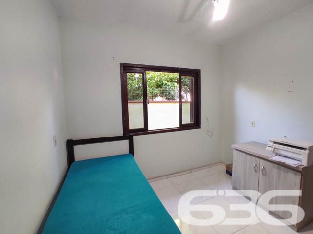 IMÓVEL COM SUÍTE + 2 DORMITÓRIOS EM UBATUBA
Descubra o prazer de viver em Ubatuba, São Francisco do Sul, nesta casa de 165m², situada em um terreno de 340m². Com uma construção parcialmente averbada, este imóvel se destaca pela sua boa iluminação natural e cômodos espaçosos e arejados, oferecendo o conforto que você merece.
Espaço e Conforto para Toda a Família
Este lar acolhedor conta com 2 dormitórios e uma suíte, garantindo privacidade e tranquilidade. Com 2 banheiros, jardim, sala de estar e jantar integradas, a casa promove um ambiente familiar e convidativo. A área de serviço é prática, e a propriedade é totalmente murada, oferecendo segurança e privacidade. A sala, copa e cozinha conjugadas criam um espaço harmonioso para momentos em família.
Área de Lazer Completa para Momentos Inesquecíveis
A área de festas com churrasqueira e fogão a lenha é o coração desta casa, ideal para reunir amigos e familiares em momentos de celebração e alegria.
Localização Privilegiada em Ubatuba, São Francisco do Sul
Situada em Ubatuba, um dos bairros mais charmosos de São Francisco do Sul, esta casa está cercada por uma natureza exuberante, oferecendo uma vida tranquila e repleta de momentos ao ar livre.
636 Negócios Imobiliários: Mais de 30 Anos Realizando Sonhos
Com uma trajetória de mais de 30 anos, a 636 Negócios Imobiliários é especialista em encontrar o imóvel ideal para você. Entre em contato conosco pelo telefone (47) 3448-3636 ou WhatsApp (47) 99190-0636 e descubra como podemos ajudá-lo a realizar o sonho do lar perfeito.