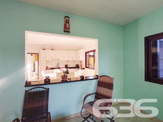 IMÓVEL COM SUÍTE + 2 DORMITÓRIOS EM UBATUBA
Descubra o prazer de viver em Ubatuba, São Francisco do Sul, nesta casa de 165m², situada em um terreno de 340m². Com uma construção parcialmente averbada, este imóvel se destaca pela sua boa iluminação natural e cômodos espaçosos e arejados, oferecendo o conforto que você merece.
Espaço e Conforto para Toda a Família
Este lar acolhedor conta com 2 dormitórios e uma suíte, garantindo privacidade e tranquilidade. Com 2 banheiros, jardim, sala de estar e jantar integradas, a casa promove um ambiente familiar e convidativo. A área de serviço é prática, e a propriedade é totalmente murada, oferecendo segurança e privacidade. A sala, copa e cozinha conjugadas criam um espaço harmonioso para momentos em família.
Área de Lazer Completa para Momentos Inesquecíveis
A área de festas com churrasqueira e fogão a lenha é o coração desta casa, ideal para reunir amigos e familiares em momentos de celebração e alegria.
Localização Privilegiada em Ubatuba, São Francisco do Sul
Situada em Ubatuba, um dos bairros mais charmosos de São Francisco do Sul, esta casa está cercada por uma natureza exuberante, oferecendo uma vida tranquila e repleta de momentos ao ar livre.
636 Negócios Imobiliários: Mais de 30 Anos Realizando Sonhos
Com uma trajetória de mais de 30 anos, a 636 Negócios Imobiliários é especialista em encontrar o imóvel ideal para você. Entre em contato conosco pelo telefone (47) 3448-3636 ou WhatsApp (47) 99190-0636 e descubra como podemos ajudá-lo a realizar o sonho do lar perfeito.