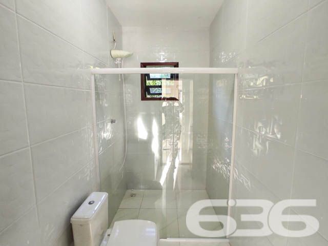 IMÓVEL COM SUÍTE + 2 DORMITÓRIOS EM UBATUBA
Descubra o prazer de viver em Ubatuba, São Francisco do Sul, nesta casa de 165m², situada em um terreno de 340m². Com uma construção parcialmente averbada, este imóvel se destaca pela sua boa iluminação natural e cômodos espaçosos e arejados, oferecendo o conforto que você merece.
Espaço e Conforto para Toda a Família
Este lar acolhedor conta com 2 dormitórios e uma suíte, garantindo privacidade e tranquilidade. Com 2 banheiros, jardim, sala de estar e jantar integradas, a casa promove um ambiente familiar e convidativo. A área de serviço é prática, e a propriedade é totalmente murada, oferecendo segurança e privacidade. A sala, copa e cozinha conjugadas criam um espaço harmonioso para momentos em família.
Área de Lazer Completa para Momentos Inesquecíveis
A área de festas com churrasqueira e fogão a lenha é o coração desta casa, ideal para reunir amigos e familiares em momentos de celebração e alegria.
Localização Privilegiada em Ubatuba, São Francisco do Sul
Situada em Ubatuba, um dos bairros mais charmosos de São Francisco do Sul, esta casa está cercada por uma natureza exuberante, oferecendo uma vida tranquila e repleta de momentos ao ar livre.
636 Negócios Imobiliários: Mais de 30 Anos Realizando Sonhos
Com uma trajetória de mais de 30 anos, a 636 Negócios Imobiliários é especialista em encontrar o imóvel ideal para você. Entre em contato conosco pelo telefone (47) 3448-3636 ou WhatsApp (47) 99190-0636 e descubra como podemos ajudá-lo a realizar o sonho do lar perfeito.