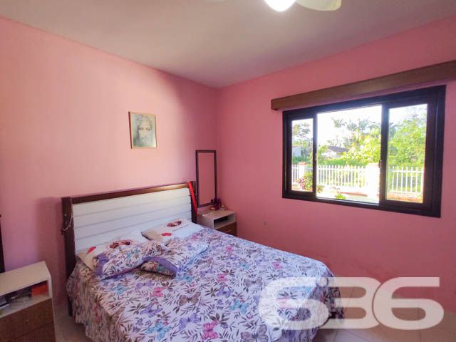 IMÓVEL COM SUÍTE + 2 DORMITÓRIOS EM UBATUBA
Descubra o prazer de viver em Ubatuba, São Francisco do Sul, nesta casa de 165m², situada em um terreno de 340m². Com uma construção parcialmente averbada, este imóvel se destaca pela sua boa iluminação natural e cômodos espaçosos e arejados, oferecendo o conforto que você merece.
Espaço e Conforto para Toda a Família
Este lar acolhedor conta com 2 dormitórios e uma suíte, garantindo privacidade e tranquilidade. Com 2 banheiros, jardim, sala de estar e jantar integradas, a casa promove um ambiente familiar e convidativo. A área de serviço é prática, e a propriedade é totalmente murada, oferecendo segurança e privacidade. A sala, copa e cozinha conjugadas criam um espaço harmonioso para momentos em família.
Área de Lazer Completa para Momentos Inesquecíveis
A área de festas com churrasqueira e fogão a lenha é o coração desta casa, ideal para reunir amigos e familiares em momentos de celebração e alegria.
Localização Privilegiada em Ubatuba, São Francisco do Sul
Situada em Ubatuba, um dos bairros mais charmosos de São Francisco do Sul, esta casa está cercada por uma natureza exuberante, oferecendo uma vida tranquila e repleta de momentos ao ar livre.
636 Negócios Imobiliários: Mais de 30 Anos Realizando Sonhos
Com uma trajetória de mais de 30 anos, a 636 Negócios Imobiliários é especialista em encontrar o imóvel ideal para você. Entre em contato conosco pelo telefone (47) 3448-3636 ou WhatsApp (47) 99190-0636 e descubra como podemos ajudá-lo a realizar o sonho do lar perfeito.