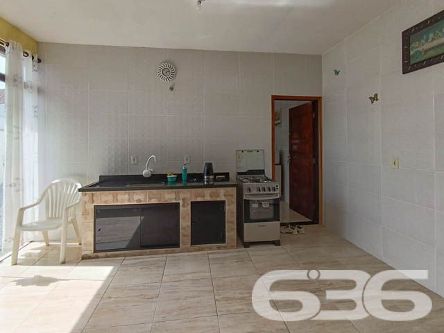 IMÓVEL COM SUÍTE + 2 DORMITÓRIOS EM UBATUBA
Descubra o prazer de viver em Ubatuba, São Francisco do Sul, nesta casa de 165m², situada em um terreno de 340m². Com uma construção parcialmente averbada, este imóvel se destaca pela sua boa iluminação natural e cômodos espaçosos e arejados, oferecendo o conforto que você merece.
Espaço e Conforto para Toda a Família
Este lar acolhedor conta com 2 dormitórios e uma suíte, garantindo privacidade e tranquilidade. Com 2 banheiros, jardim, sala de estar e jantar integradas, a casa promove um ambiente familiar e convidativo. A área de serviço é prática, e a propriedade é totalmente murada, oferecendo segurança e privacidade. A sala, copa e cozinha conjugadas criam um espaço harmonioso para momentos em família.
Área de Lazer Completa para Momentos Inesquecíveis
A área de festas com churrasqueira e fogão a lenha é o coração desta casa, ideal para reunir amigos e familiares em momentos de celebração e alegria.
Localização Privilegiada em Ubatuba, São Francisco do Sul
Situada em Ubatuba, um dos bairros mais charmosos de São Francisco do Sul, esta casa está cercada por uma natureza exuberante, oferecendo uma vida tranquila e repleta de momentos ao ar livre.
636 Negócios Imobiliários: Mais de 30 Anos Realizando Sonhos
Com uma trajetória de mais de 30 anos, a 636 Negócios Imobiliários é especialista em encontrar o imóvel ideal para você. Entre em contato conosco pelo telefone (47) 3448-3636 ou WhatsApp (47) 99190-0636 e descubra como podemos ajudá-lo a realizar o sonho do lar perfeito.