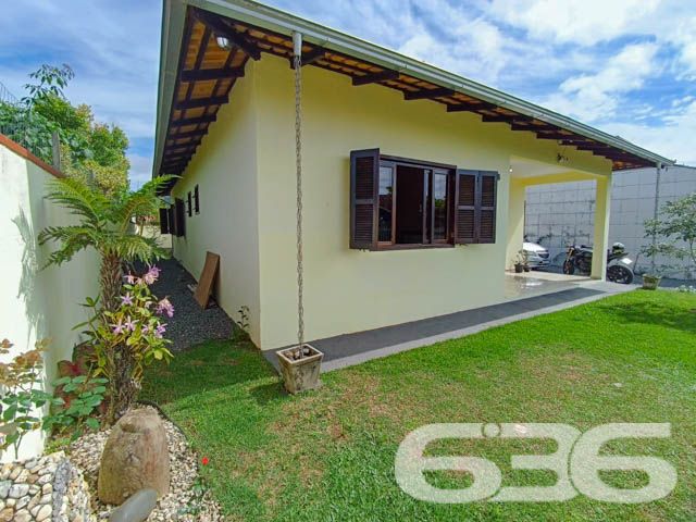 IMÓVEL COM SUÍTE + 2 DORMITÓRIOS EM UBATUBA
Descubra o prazer de viver em Ubatuba, São Francisco do Sul, nesta casa de 165m², situada em um terreno de 340m². Com uma construção parcialmente averbada, este imóvel se destaca pela sua boa iluminação natural e cômodos espaçosos e arejados, oferecendo o conforto que você merece.
Espaço e Conforto para Toda a Família
Este lar acolhedor conta com 2 dormitórios e uma suíte, garantindo privacidade e tranquilidade. Com 2 banheiros, jardim, sala de estar e jantar integradas, a casa promove um ambiente familiar e convidativo. A área de serviço é prática, e a propriedade é totalmente murada, oferecendo segurança e privacidade. A sala, copa e cozinha conjugadas criam um espaço harmonioso para momentos em família.
Área de Lazer Completa para Momentos Inesquecíveis
A área de festas com churrasqueira e fogão a lenha é o coração desta casa, ideal para reunir amigos e familiares em momentos de celebração e alegria.
Localização Privilegiada em Ubatuba, São Francisco do Sul
Situada em Ubatuba, um dos bairros mais charmosos de São Francisco do Sul, esta casa está cercada por uma natureza exuberante, oferecendo uma vida tranquila e repleta de momentos ao ar livre.
636 Negócios Imobiliários: Mais de 30 Anos Realizando Sonhos
Com uma trajetória de mais de 30 anos, a 636 Negócios Imobiliários é especialista em encontrar o imóvel ideal para você. Entre em contato conosco pelo telefone (47) 3448-3636 ou WhatsApp (47) 99190-0636 e descubra como podemos ajudá-lo a realizar o sonho do lar perfeito.