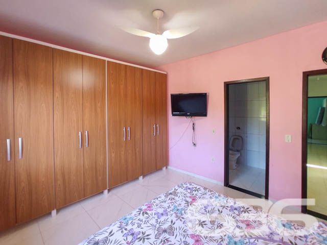 IMÓVEL COM SUÍTE + 2 DORMITÓRIOS EM UBATUBA
Descubra o prazer de viver em Ubatuba, São Francisco do Sul, nesta casa de 165m², situada em um terreno de 340m². Com uma construção parcialmente averbada, este imóvel se destaca pela sua boa iluminação natural e cômodos espaçosos e arejados, oferecendo o conforto que você merece.
Espaço e Conforto para Toda a Família
Este lar acolhedor conta com 2 dormitórios e uma suíte, garantindo privacidade e tranquilidade. Com 2 banheiros, jardim, sala de estar e jantar integradas, a casa promove um ambiente familiar e convidativo. A área de serviço é prática, e a propriedade é totalmente murada, oferecendo segurança e privacidade. A sala, copa e cozinha conjugadas criam um espaço harmonioso para momentos em família.
Área de Lazer Completa para Momentos Inesquecíveis
A área de festas com churrasqueira e fogão a lenha é o coração desta casa, ideal para reunir amigos e familiares em momentos de celebração e alegria.
Localização Privilegiada em Ubatuba, São Francisco do Sul
Situada em Ubatuba, um dos bairros mais charmosos de São Francisco do Sul, esta casa está cercada por uma natureza exuberante, oferecendo uma vida tranquila e repleta de momentos ao ar livre.
636 Negócios Imobiliários: Mais de 30 Anos Realizando Sonhos
Com uma trajetória de mais de 30 anos, a 636 Negócios Imobiliários é especialista em encontrar o imóvel ideal para você. Entre em contato conosco pelo telefone (47) 3448-3636 ou WhatsApp (47) 99190-0636 e descubra como podemos ajudá-lo a realizar o sonho do lar perfeito.
