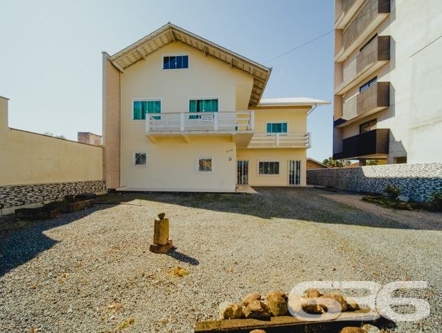 BAIRRO BUCAREIN: SOBRADO AMPLO COM SUÍTE + DORMITÓRIO - ESTUDA PERMUTA

Descubra o luxo de viver com espaço e conforto no Bairro Bucarein! Este sobrado, com 300m² de área construída averbada em um terreno de 354m², é a definição de moradia com bem-estar.

O imóvel se destaca por sua composição sofisticada: inclui garagem coberta e descoberta, garantindo espaço para todos os seus veículos. A residência conta com dormitórios aconchegantes, incluindo uma suíte, e 4 banheiros, assegurando conforto para toda a família.

A sala de estar é ampla, perfeita para momentos de relaxamento e convívio. A cozinha, integrada à sala e copa, é moderna e equipada, ideal para quem ama cozinhar. Além disso, o sobrado possui home office, duas sacadas, despensa e um quintal britado na frente, oferecendo um ambiente externo agradável e prático.

Localizado no bairro Bucarein, o imóvel está próximo a vias de acesso, shopping centers, transporte público, escolas e hospitais, proporcionando uma vida urbana conveniente e confortável.

A 636 Negócios Imobiliários, com mais de 30 anos de experiência no mercado imobiliário, tem o orgulho de apresentar esta propriedade excepcional. Para mais informações e para agendar uma visita, entre em contato conosco pelo telefone (47) 3451-0636 ou WhatsApp (47) 99190-0636.

Descubra o prazer de viver em um espaço que combina conforto e localização privilegiada.