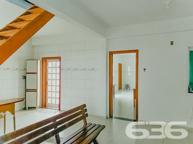 BAIRRO BUCAREIN: SOBRADO AMPLO COM SUÍTE + DORMITÓRIO - ESTUDA PERMUTA

Descubra o luxo de viver com espaço e conforto no Bairro Bucarein! Este sobrado, com 300m² de área construída averbada em um terreno de 354m², é a definição de moradia com bem-estar.

O imóvel se destaca por sua composição sofisticada: inclui garagem coberta e descoberta, garantindo espaço para todos os seus veículos. A residência conta com dormitórios aconchegantes, incluindo uma suíte, e 4 banheiros, assegurando conforto para toda a família.

A sala de estar é ampla, perfeita para momentos de relaxamento e convívio. A cozinha, integrada à sala e copa, é moderna e equipada, ideal para quem ama cozinhar. Além disso, o sobrado possui home office, duas sacadas, despensa e um quintal britado na frente, oferecendo um ambiente externo agradável e prático.

Localizado no bairro Bucarein, o imóvel está próximo a vias de acesso, shopping centers, transporte público, escolas e hospitais, proporcionando uma vida urbana conveniente e confortável.

A 636 Negócios Imobiliários, com mais de 30 anos de experiência no mercado imobiliário, tem o orgulho de apresentar esta propriedade excepcional. Para mais informações e para agendar uma visita, entre em contato conosco pelo telefone (47) 3451-0636 ou WhatsApp (47) 99190-0636.

Descubra o prazer de viver em um espaço que combina conforto e localização privilegiada.