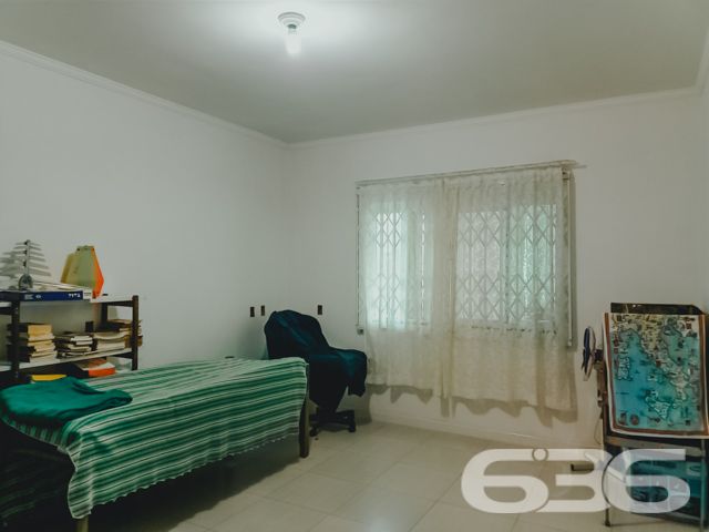 BAIRRO BUCAREIN: SOBRADO AMPLO COM SUÍTE + DORMITÓRIO - ESTUDA PERMUTA

Descubra o luxo de viver com espaço e conforto no Bairro Bucarein! Este sobrado, com 300m² de área construída averbada em um terreno de 354m², é a definição de moradia com bem-estar.

O imóvel se destaca por sua composição sofisticada: inclui garagem coberta e descoberta, garantindo espaço para todos os seus veículos. A residência conta com dormitórios aconchegantes, incluindo uma suíte, e 4 banheiros, assegurando conforto para toda a família.

A sala de estar é ampla, perfeita para momentos de relaxamento e convívio. A cozinha, integrada à sala e copa, é moderna e equipada, ideal para quem ama cozinhar. Além disso, o sobrado possui home office, duas sacadas, despensa e um quintal britado na frente, oferecendo um ambiente externo agradável e prático.

Localizado no bairro Bucarein, o imóvel está próximo a vias de acesso, shopping centers, transporte público, escolas e hospitais, proporcionando uma vida urbana conveniente e confortável.

A 636 Negócios Imobiliários, com mais de 30 anos de experiência no mercado imobiliário, tem o orgulho de apresentar esta propriedade excepcional. Para mais informações e para agendar uma visita, entre em contato conosco pelo telefone (47) 3451-0636 ou WhatsApp (47) 99190-0636.

Descubra o prazer de viver em um espaço que combina conforto e localização privilegiada.