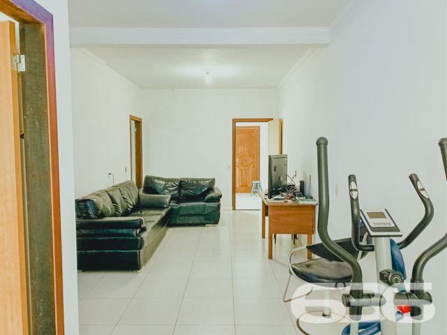 BAIRRO BUCAREIN: SOBRADO AMPLO COM SUÍTE + DORMITÓRIO - ESTUDA PERMUTA

Descubra o luxo de viver com espaço e conforto no Bairro Bucarein! Este sobrado, com 300m² de área construída averbada em um terreno de 354m², é a definição de moradia com bem-estar.

O imóvel se destaca por sua composição sofisticada: inclui garagem coberta e descoberta, garantindo espaço para todos os seus veículos. A residência conta com dormitórios aconchegantes, incluindo uma suíte, e 4 banheiros, assegurando conforto para toda a família.

A sala de estar é ampla, perfeita para momentos de relaxamento e convívio. A cozinha, integrada à sala e copa, é moderna e equipada, ideal para quem ama cozinhar. Além disso, o sobrado possui home office, duas sacadas, despensa e um quintal britado na frente, oferecendo um ambiente externo agradável e prático.

Localizado no bairro Bucarein, o imóvel está próximo a vias de acesso, shopping centers, transporte público, escolas e hospitais, proporcionando uma vida urbana conveniente e confortável.

A 636 Negócios Imobiliários, com mais de 30 anos de experiência no mercado imobiliário, tem o orgulho de apresentar esta propriedade excepcional. Para mais informações e para agendar uma visita, entre em contato conosco pelo telefone (47) 3451-0636 ou WhatsApp (47) 99190-0636.

Descubra o prazer de viver em um espaço que combina conforto e localização privilegiada.