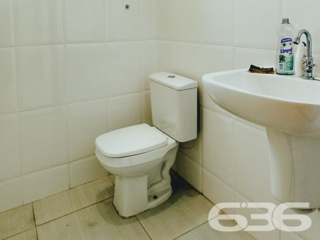 BAIRRO BUCAREIN: SOBRADO AMPLO COM SUÍTE + DORMITÓRIO - ESTUDA PERMUTA

Descubra o luxo de viver com espaço e conforto no Bairro Bucarein! Este sobrado, com 300m² de área construída averbada em um terreno de 354m², é a definição de moradia com bem-estar.

O imóvel se destaca por sua composição sofisticada: inclui garagem coberta e descoberta, garantindo espaço para todos os seus veículos. A residência conta com dormitórios aconchegantes, incluindo uma suíte, e 4 banheiros, assegurando conforto para toda a família.

A sala de estar é ampla, perfeita para momentos de relaxamento e convívio. A cozinha, integrada à sala e copa, é moderna e equipada, ideal para quem ama cozinhar. Além disso, o sobrado possui home office, duas sacadas, despensa e um quintal britado na frente, oferecendo um ambiente externo agradável e prático.

Localizado no bairro Bucarein, o imóvel está próximo a vias de acesso, shopping centers, transporte público, escolas e hospitais, proporcionando uma vida urbana conveniente e confortável.

A 636 Negócios Imobiliários, com mais de 30 anos de experiência no mercado imobiliário, tem o orgulho de apresentar esta propriedade excepcional. Para mais informações e para agendar uma visita, entre em contato conosco pelo telefone (47) 3451-0636 ou WhatsApp (47) 99190-0636.

Descubra o prazer de viver em um espaço que combina conforto e localização privilegiada.