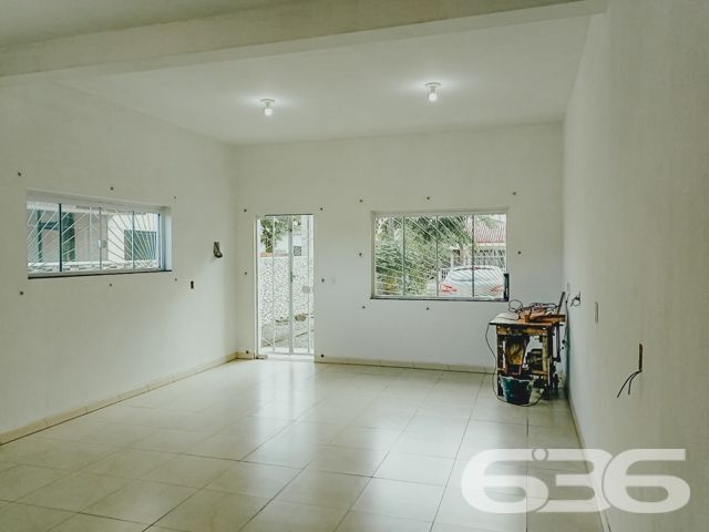 BAIRRO BUCAREIN: SOBRADO AMPLO COM SUÍTE + DORMITÓRIO - ESTUDA PERMUTA

Descubra o luxo de viver com espaço e conforto no Bairro Bucarein! Este sobrado, com 300m² de área construída averbada em um terreno de 354m², é a definição de moradia com bem-estar.

O imóvel se destaca por sua composição sofisticada: inclui garagem coberta e descoberta, garantindo espaço para todos os seus veículos. A residência conta com dormitórios aconchegantes, incluindo uma suíte, e 4 banheiros, assegurando conforto para toda a família.

A sala de estar é ampla, perfeita para momentos de relaxamento e convívio. A cozinha, integrada à sala e copa, é moderna e equipada, ideal para quem ama cozinhar. Além disso, o sobrado possui home office, duas sacadas, despensa e um quintal britado na frente, oferecendo um ambiente externo agradável e prático.

Localizado no bairro Bucarein, o imóvel está próximo a vias de acesso, shopping centers, transporte público, escolas e hospitais, proporcionando uma vida urbana conveniente e confortável.

A 636 Negócios Imobiliários, com mais de 30 anos de experiência no mercado imobiliário, tem o orgulho de apresentar esta propriedade excepcional. Para mais informações e para agendar uma visita, entre em contato conosco pelo telefone (47) 3451-0636 ou WhatsApp (47) 99190-0636.

Descubra o prazer de viver em um espaço que combina conforto e localização privilegiada.