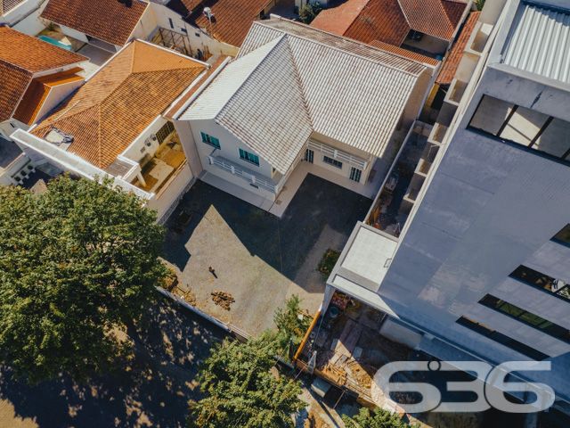 BAIRRO BUCAREIN: SOBRADO AMPLO COM SUÍTE + DORMITÓRIO - ESTUDA PERMUTA

Descubra o luxo de viver com espaço e conforto no Bairro Bucarein! Este sobrado, com 300m² de área construída averbada em um terreno de 354m², é a definição de moradia com bem-estar.

O imóvel se destaca por sua composição sofisticada: inclui garagem coberta e descoberta, garantindo espaço para todos os seus veículos. A residência conta com dormitórios aconchegantes, incluindo uma suíte, e 4 banheiros, assegurando conforto para toda a família.

A sala de estar é ampla, perfeita para momentos de relaxamento e convívio. A cozinha, integrada à sala e copa, é moderna e equipada, ideal para quem ama cozinhar. Além disso, o sobrado possui home office, duas sacadas, despensa e um quintal britado na frente, oferecendo um ambiente externo agradável e prático.

Localizado no bairro Bucarein, o imóvel está próximo a vias de acesso, shopping centers, transporte público, escolas e hospitais, proporcionando uma vida urbana conveniente e confortável.

A 636 Negócios Imobiliários, com mais de 30 anos de experiência no mercado imobiliário, tem o orgulho de apresentar esta propriedade excepcional. Para mais informações e para agendar uma visita, entre em contato conosco pelo telefone (47) 3451-0636 ou WhatsApp (47) 99190-0636.

Descubra o prazer de viver em um espaço que combina conforto e localização privilegiada.