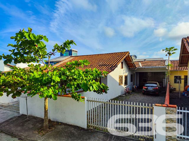 CASA COM 6 DORMITÓRIOS NA PRAIA DA ENSEADA - ESTUDA PERMUTA
Descubra esta encantadora casa térrea de 90m² no bairro Enseada, em São Francisco do Sul, situada em um terreno de 252m². Com uma localização privilegiada próxima à praia, esta residência é a escolha perfeita para quem sonha com um lar sereno e acolhedor ao lado do mar.
Este imóvel oferece uma combinação ideal de espaço e conforto, com 3 garagens descobertas e uma coberta, garantindo facilidade para estacionar seus veículos. Com 6 dormitórios e 2 banheiros, a casa acomoda confortavelmente uma família grande ou visitantes.
A sala de estar é acolhedora, perfeita para momentos relaxantes, enquanto a cozinha conjugada com a copa é prática e convidativa. A área de serviço é funcional, e o imóvel conta com móveis embutidos e condicionadores de ar, oferecendo comodidade e conforto.
A área externa é um verdadeiro destaque, com um jardim encantador, edícula, e uma área de festas com churrasqueira e forno a lenha, ideal para entretenimento e lazer. O imóvel é murado, oferecendo segurança e privacidade.
Localizada na Enseada, esta casa está próxima a vias de acesso, transporte público, escolas, hospitais e serviços essenciais, tornando-a uma opção conveniente e desejável para moradia.
A proximidade com a praia oferece uma experiência única de vida litorânea, ideal para quem busca qualidade de vida ou um investimento rentável.
A 636 Negócios Imobiliários, com mais de 30 anos de experiência, está pronta para ajudá-lo a encontrar a casa dos seus sonhos. Nossa equipe de especialistas está à disposição para oferecer o melhor atendimento. Entre em contato conosco pelo telefone: (47) 3448-3636 ou WhatsApp: (47) 99190-0636.
Este e outros milhares de imóveis no site: i636.com.br