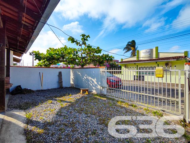 CASA COM 6 DORMITÓRIOS NA PRAIA DA ENSEADA - ESTUDA PERMUTA
Descubra esta encantadora casa térrea de 90m² no bairro Enseada, em São Francisco do Sul, situada em um terreno de 252m². Com uma localização privilegiada próxima à praia, esta residência é a escolha perfeita para quem sonha com um lar sereno e acolhedor ao lado do mar.
Este imóvel oferece uma combinação ideal de espaço e conforto, com 3 garagens descobertas e uma coberta, garantindo facilidade para estacionar seus veículos. Com 6 dormitórios e 2 banheiros, a casa acomoda confortavelmente uma família grande ou visitantes.
A sala de estar é acolhedora, perfeita para momentos relaxantes, enquanto a cozinha conjugada com a copa é prática e convidativa. A área de serviço é funcional, e o imóvel conta com móveis embutidos e condicionadores de ar, oferecendo comodidade e conforto.
A área externa é um verdadeiro destaque, com um jardim encantador, edícula, e uma área de festas com churrasqueira e forno a lenha, ideal para entretenimento e lazer. O imóvel é murado, oferecendo segurança e privacidade.
Localizada na Enseada, esta casa está próxima a vias de acesso, transporte público, escolas, hospitais e serviços essenciais, tornando-a uma opção conveniente e desejável para moradia.
A proximidade com a praia oferece uma experiência única de vida litorânea, ideal para quem busca qualidade de vida ou um investimento rentável.
A 636 Negócios Imobiliários, com mais de 30 anos de experiência, está pronta para ajudá-lo a encontrar a casa dos seus sonhos. Nossa equipe de especialistas está à disposição para oferecer o melhor atendimento. Entre em contato conosco pelo telefone: (47) 3448-3636 ou WhatsApp: (47) 99190-0636.
Este e outros milhares de imóveis no site: i636.com.br