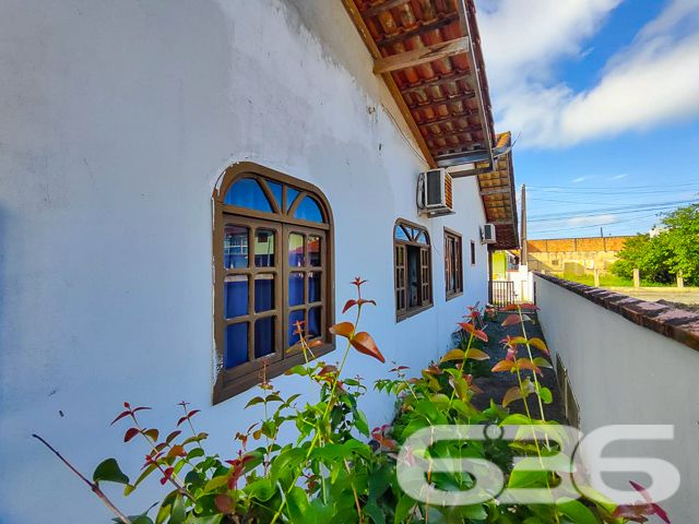 CASA COM 6 DORMITÓRIOS NA PRAIA DA ENSEADA - ESTUDA PERMUTA
Descubra esta encantadora casa térrea de 90m² no bairro Enseada, em São Francisco do Sul, situada em um terreno de 252m². Com uma localização privilegiada próxima à praia, esta residência é a escolha perfeita para quem sonha com um lar sereno e acolhedor ao lado do mar.
Este imóvel oferece uma combinação ideal de espaço e conforto, com 3 garagens descobertas e uma coberta, garantindo facilidade para estacionar seus veículos. Com 6 dormitórios e 2 banheiros, a casa acomoda confortavelmente uma família grande ou visitantes.
A sala de estar é acolhedora, perfeita para momentos relaxantes, enquanto a cozinha conjugada com a copa é prática e convidativa. A área de serviço é funcional, e o imóvel conta com móveis embutidos e condicionadores de ar, oferecendo comodidade e conforto.
A área externa é um verdadeiro destaque, com um jardim encantador, edícula, e uma área de festas com churrasqueira e forno a lenha, ideal para entretenimento e lazer. O imóvel é murado, oferecendo segurança e privacidade.
Localizada na Enseada, esta casa está próxima a vias de acesso, transporte público, escolas, hospitais e serviços essenciais, tornando-a uma opção conveniente e desejável para moradia.
A proximidade com a praia oferece uma experiência única de vida litorânea, ideal para quem busca qualidade de vida ou um investimento rentável.
A 636 Negócios Imobiliários, com mais de 30 anos de experiência, está pronta para ajudá-lo a encontrar a casa dos seus sonhos. Nossa equipe de especialistas está à disposição para oferecer o melhor atendimento. Entre em contato conosco pelo telefone: (47) 3448-3636 ou WhatsApp: (47) 99190-0636.
Este e outros milhares de imóveis no site: i636.com.br