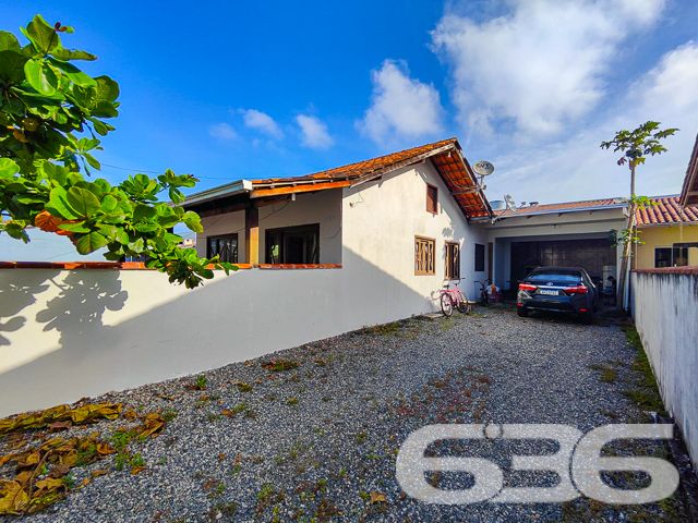 CASA COM 6 DORMITÓRIOS NA PRAIA DA ENSEADA - ESTUDA PERMUTA
Descubra esta encantadora casa térrea de 90m² no bairro Enseada, em São Francisco do Sul, situada em um terreno de 252m². Com uma localização privilegiada próxima à praia, esta residência é a escolha perfeita para quem sonha com um lar sereno e acolhedor ao lado do mar.
Este imóvel oferece uma combinação ideal de espaço e conforto, com 3 garagens descobertas e uma coberta, garantindo facilidade para estacionar seus veículos. Com 6 dormitórios e 2 banheiros, a casa acomoda confortavelmente uma família grande ou visitantes.
A sala de estar é acolhedora, perfeita para momentos relaxantes, enquanto a cozinha conjugada com a copa é prática e convidativa. A área de serviço é funcional, e o imóvel conta com móveis embutidos e condicionadores de ar, oferecendo comodidade e conforto.
A área externa é um verdadeiro destaque, com um jardim encantador, edícula, e uma área de festas com churrasqueira e forno a lenha, ideal para entretenimento e lazer. O imóvel é murado, oferecendo segurança e privacidade.
Localizada na Enseada, esta casa está próxima a vias de acesso, transporte público, escolas, hospitais e serviços essenciais, tornando-a uma opção conveniente e desejável para moradia.
A proximidade com a praia oferece uma experiência única de vida litorânea, ideal para quem busca qualidade de vida ou um investimento rentável.
A 636 Negócios Imobiliários, com mais de 30 anos de experiência, está pronta para ajudá-lo a encontrar a casa dos seus sonhos. Nossa equipe de especialistas está à disposição para oferecer o melhor atendimento. Entre em contato conosco pelo telefone: (47) 3448-3636 ou WhatsApp: (47) 99190-0636.
Este e outros milhares de imóveis no site: i636.com.br