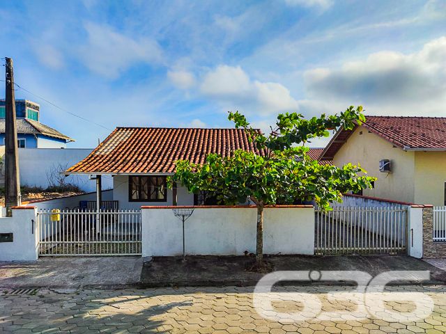 CASA COM 6 DORMITÓRIOS NA PRAIA DA ENSEADA - ESTUDA PERMUTA
Descubra esta encantadora casa térrea de 90m² no bairro Enseada, em São Francisco do Sul, situada em um terreno de 252m². Com uma localização privilegiada próxima à praia, esta residência é a escolha perfeita para quem sonha com um lar sereno e acolhedor ao lado do mar.
Este imóvel oferece uma combinação ideal de espaço e conforto, com 3 garagens descobertas e uma coberta, garantindo facilidade para estacionar seus veículos. Com 6 dormitórios e 2 banheiros, a casa acomoda confortavelmente uma família grande ou visitantes.
A sala de estar é acolhedora, perfeita para momentos relaxantes, enquanto a cozinha conjugada com a copa é prática e convidativa. A área de serviço é funcional, e o imóvel conta com móveis embutidos e condicionadores de ar, oferecendo comodidade e conforto.
A área externa é um verdadeiro destaque, com um jardim encantador, edícula, e uma área de festas com churrasqueira e forno a lenha, ideal para entretenimento e lazer. O imóvel é murado, oferecendo segurança e privacidade.
Localizada na Enseada, esta casa está próxima a vias de acesso, transporte público, escolas, hospitais e serviços essenciais, tornando-a uma opção conveniente e desejável para moradia.
A proximidade com a praia oferece uma experiência única de vida litorânea, ideal para quem busca qualidade de vida ou um investimento rentável.
A 636 Negócios Imobiliários, com mais de 30 anos de experiência, está pronta para ajudá-lo a encontrar a casa dos seus sonhos. Nossa equipe de especialistas está à disposição para oferecer o melhor atendimento. Entre em contato conosco pelo telefone: (47) 3448-3636 ou WhatsApp: (47) 99190-0636.
Este e outros milhares de imóveis no site: i636.com.br