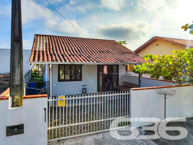 CASA COM 6 DORMITÓRIOS NA PRAIA DA ENSEADA - ESTUDA PERMUTA
Descubra esta encantadora casa térrea de 90m² no bairro Enseada, em São Francisco do Sul, situada em um terreno de 252m². Com uma localização privilegiada próxima à praia, esta residência é a escolha perfeita para quem sonha com um lar sereno e acolhedor ao lado do mar.
Este imóvel oferece uma combinação ideal de espaço e conforto, com 3 garagens descobertas e uma coberta, garantindo facilidade para estacionar seus veículos. Com 6 dormitórios e 2 banheiros, a casa acomoda confortavelmente uma família grande ou visitantes.
A sala de estar é acolhedora, perfeita para momentos relaxantes, enquanto a cozinha conjugada com a copa é prática e convidativa. A área de serviço é funcional, e o imóvel conta com móveis embutidos e condicionadores de ar, oferecendo comodidade e conforto.
A área externa é um verdadeiro destaque, com um jardim encantador, edícula, e uma área de festas com churrasqueira e forno a lenha, ideal para entretenimento e lazer. O imóvel é murado, oferecendo segurança e privacidade.
Localizada na Enseada, esta casa está próxima a vias de acesso, transporte público, escolas, hospitais e serviços essenciais, tornando-a uma opção conveniente e desejável para moradia.
A proximidade com a praia oferece uma experiência única de vida litorânea, ideal para quem busca qualidade de vida ou um investimento rentável.
A 636 Negócios Imobiliários, com mais de 30 anos de experiência, está pronta para ajudá-lo a encontrar a casa dos seus sonhos. Nossa equipe de especialistas está à disposição para oferecer o melhor atendimento. Entre em contato conosco pelo telefone: (47) 3448-3636 ou WhatsApp: (47) 99190-0636.
Este e outros milhares de imóveis no site: i636.com.br