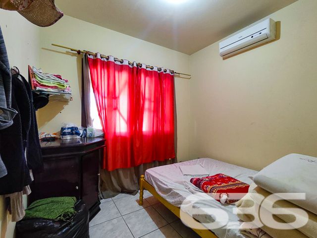 CASA COM 6 DORMITÓRIOS NA PRAIA DA ENSEADA - ESTUDA PERMUTA
Descubra esta encantadora casa térrea de 90m² no bairro Enseada, em São Francisco do Sul, situada em um terreno de 252m². Com uma localização privilegiada próxima à praia, esta residência é a escolha perfeita para quem sonha com um lar sereno e acolhedor ao lado do mar.
Este imóvel oferece uma combinação ideal de espaço e conforto, com 3 garagens descobertas e uma coberta, garantindo facilidade para estacionar seus veículos. Com 6 dormitórios e 2 banheiros, a casa acomoda confortavelmente uma família grande ou visitantes.
A sala de estar é acolhedora, perfeita para momentos relaxantes, enquanto a cozinha conjugada com a copa é prática e convidativa. A área de serviço é funcional, e o imóvel conta com móveis embutidos e condicionadores de ar, oferecendo comodidade e conforto.
A área externa é um verdadeiro destaque, com um jardim encantador, edícula, e uma área de festas com churrasqueira e forno a lenha, ideal para entretenimento e lazer. O imóvel é murado, oferecendo segurança e privacidade.
Localizada na Enseada, esta casa está próxima a vias de acesso, transporte público, escolas, hospitais e serviços essenciais, tornando-a uma opção conveniente e desejável para moradia.
A proximidade com a praia oferece uma experiência única de vida litorânea, ideal para quem busca qualidade de vida ou um investimento rentável.
A 636 Negócios Imobiliários, com mais de 30 anos de experiência, está pronta para ajudá-lo a encontrar a casa dos seus sonhos. Nossa equipe de especialistas está à disposição para oferecer o melhor atendimento. Entre em contato conosco pelo telefone: (47) 3448-3636 ou WhatsApp: (47) 99190-0636.
Este e outros milhares de imóveis no site: i636.com.br