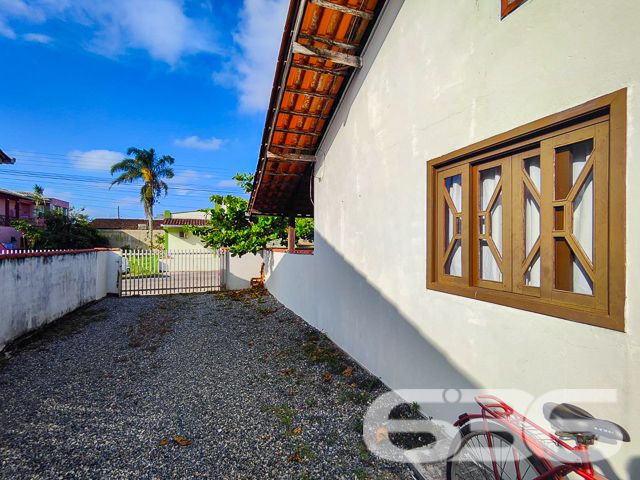 CASA COM 6 DORMITÓRIOS NA PRAIA DA ENSEADA - ESTUDA PERMUTA
Descubra esta encantadora casa térrea de 90m² no bairro Enseada, em São Francisco do Sul, situada em um terreno de 252m². Com uma localização privilegiada próxima à praia, esta residência é a escolha perfeita para quem sonha com um lar sereno e acolhedor ao lado do mar.
Este imóvel oferece uma combinação ideal de espaço e conforto, com 3 garagens descobertas e uma coberta, garantindo facilidade para estacionar seus veículos. Com 6 dormitórios e 2 banheiros, a casa acomoda confortavelmente uma família grande ou visitantes.
A sala de estar é acolhedora, perfeita para momentos relaxantes, enquanto a cozinha conjugada com a copa é prática e convidativa. A área de serviço é funcional, e o imóvel conta com móveis embutidos e condicionadores de ar, oferecendo comodidade e conforto.
A área externa é um verdadeiro destaque, com um jardim encantador, edícula, e uma área de festas com churrasqueira e forno a lenha, ideal para entretenimento e lazer. O imóvel é murado, oferecendo segurança e privacidade.
Localizada na Enseada, esta casa está próxima a vias de acesso, transporte público, escolas, hospitais e serviços essenciais, tornando-a uma opção conveniente e desejável para moradia.
A proximidade com a praia oferece uma experiência única de vida litorânea, ideal para quem busca qualidade de vida ou um investimento rentável.
A 636 Negócios Imobiliários, com mais de 30 anos de experiência, está pronta para ajudá-lo a encontrar a casa dos seus sonhos. Nossa equipe de especialistas está à disposição para oferecer o melhor atendimento. Entre em contato conosco pelo telefone: (47) 3448-3636 ou WhatsApp: (47) 99190-0636.
Este e outros milhares de imóveis no site: i636.com.br