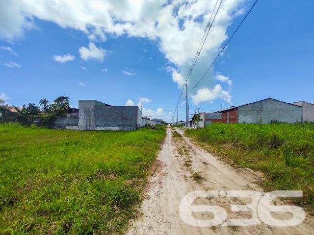 VENDE-SE TERRENO DE ESQUINA NO BAIRRO ERVINO - SÃO FRANCISCO DO SUL

Descubra o local perfeito para construir a casa dos seus sonhos ou um investimento promissor neste terreno de esquina no bairro Ervino, em São Francisco do Sul.

Com 490m² de área total, medindo 14 metros de frente por 35 metros nas laterais, este terreno plano e regular está pronto para receber seu projeto.

Situado a apenas 700 metros da praia, este terreno oferece não apenas a chance de viver perto do mar, mas também a oportunidade de investir em uma das áreas mais valorizadas de São Francisco do Sul. A localização no bairro Ervino é ideal para quem busca tranquilidade sem abrir mão da conveniência de estar próximo a belas praias e a uma infraestrutura completa.

Imagine-se construindo sua casa ou empreendimento em um terreno de esquina, com espaço de sobra para um projeto arquitetônico que combine com o estilo de vida praiano. A proximidade com a praia oferece uma experiência única de lazer e bem-estar, onde os dias são acompanhados pelo som das ondas e a brisa do mar.

Na 636 Negócios Imobiliários, estamos prontos para ajudá-lo a realizar seu sonho, seja construindo a casa perfeita ou desenvolvendo um investimento de sucesso. Com mais de 30 anos de experiência no mercado imobiliário, nossa equipe oferece o suporte necessário para você fazer a melhor escolha.

NÃO PERCA ESSA CHANCE!
Para mais informações sobre este terreno e outros imóveis, entre em contato conosco. Estamos à disposição para ajudá-lo a encontrar o imóvel ideal.

Telefone: (47) 3448-3636 | WhatsApp: (47) 99190-0636

Descubra mais oportunidades como esta em nosso site: i636.com.br