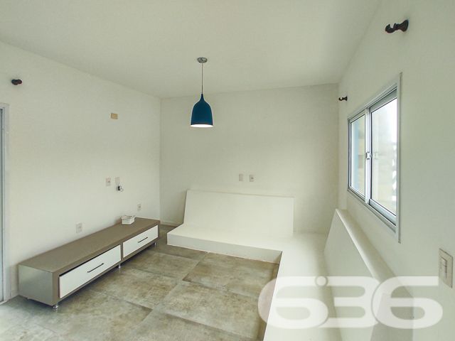 LINDO SOBRADO COM 3 DORMITÓRIOS NO ERVINO, SÃO FRANCISCO DO SUL!

Descubra este lindo sobrado de 199,32m² no bairro Ervino, em São Francisco do Sul, situado em um terreno de 300m². Com 3 dormitórios, 3 banheiros e uma vista deslumbrante para o mar, este imóvel praticamente novo é perfeito para quem busca conforto e beleza.

O sobrado oferece 2 garagens cobertas, garantindo espaço e segurança para seus veículos. A sala de estar e jantar são integradas, criando um ambiente acolhedor e elegante. A cozinha, conjugada com a copa, é moderna e funcional.

A área de serviço é bem planejada, otimizando as tarefas diárias. Além disso, o imóvel conta com 3 sacadas, proporcionando uma vista encantadora do mar. A área de festa com churrasqueira é perfeita para desfrutar de momentos de lazer e celebrações.

Localizado no bairro Ervino, esta propriedade está próxima a vias de acesso, transporte público, escolas e serviços essenciais, garantindo uma vida prática e confortável. A proximidade com o mar oferece uma experiência única de viver no litoral catarinense, combinando a serenidade da natureza com a conveniência urbana.

A 636 Negócios Imobiliários, com mais de 30 anos de experiência, está pronta para ajudá-lo a realizar o sonho da casa com vista para o mar. Nossa equipe de especialistas está à disposição para oferecer o melhor atendimento. Entre em contato conosco pelo telefone: (47) 3448-3636 ou WhatsApp: (47) 99190-0636.

Este e outros milhares de imóveis no site: i636.com.br