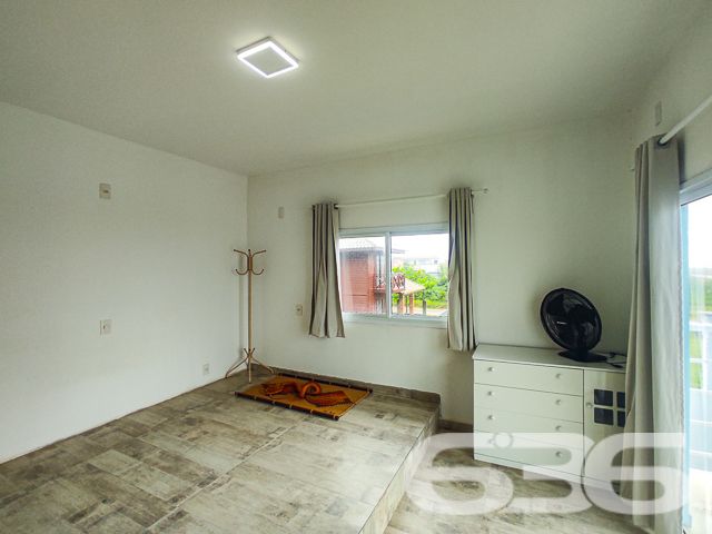 LINDO SOBRADO COM 3 DORMITÓRIOS NO ERVINO, SÃO FRANCISCO DO SUL!

Descubra este lindo sobrado de 199,32m² no bairro Ervino, em São Francisco do Sul, situado em um terreno de 300m². Com 3 dormitórios, 3 banheiros e uma vista deslumbrante para o mar, este imóvel praticamente novo é perfeito para quem busca conforto e beleza.

O sobrado oferece 2 garagens cobertas, garantindo espaço e segurança para seus veículos. A sala de estar e jantar são integradas, criando um ambiente acolhedor e elegante. A cozinha, conjugada com a copa, é moderna e funcional.

A área de serviço é bem planejada, otimizando as tarefas diárias. Além disso, o imóvel conta com 3 sacadas, proporcionando uma vista encantadora do mar. A área de festa com churrasqueira é perfeita para desfrutar de momentos de lazer e celebrações.

Localizado no bairro Ervino, esta propriedade está próxima a vias de acesso, transporte público, escolas e serviços essenciais, garantindo uma vida prática e confortável. A proximidade com o mar oferece uma experiência única de viver no litoral catarinense, combinando a serenidade da natureza com a conveniência urbana.

A 636 Negócios Imobiliários, com mais de 30 anos de experiência, está pronta para ajudá-lo a realizar o sonho da casa com vista para o mar. Nossa equipe de especialistas está à disposição para oferecer o melhor atendimento. Entre em contato conosco pelo telefone: (47) 3448-3636 ou WhatsApp: (47) 99190-0636.

Este e outros milhares de imóveis no site: i636.com.br