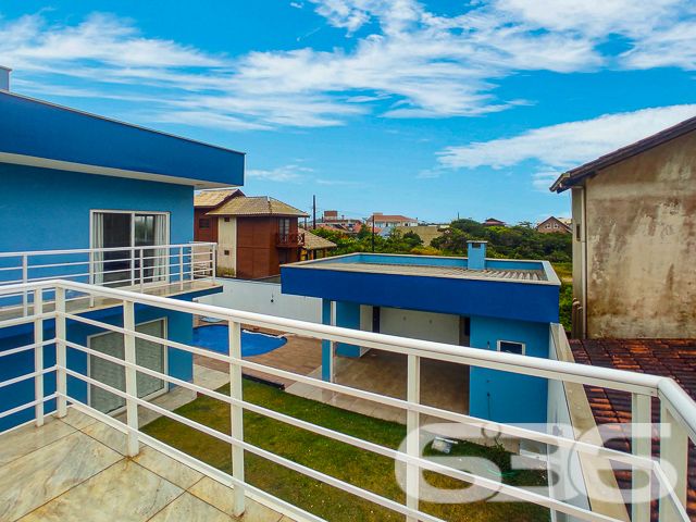 LINDO SOBRADO COM 3 DORMITÓRIOS NO ERVINO, SÃO FRANCISCO DO SUL!

Descubra este lindo sobrado de 199,32m² no bairro Ervino, em São Francisco do Sul, situado em um terreno de 300m². Com 3 dormitórios, 3 banheiros e uma vista deslumbrante para o mar, este imóvel praticamente novo é perfeito para quem busca conforto e beleza.

O sobrado oferece 2 garagens cobertas, garantindo espaço e segurança para seus veículos. A sala de estar e jantar são integradas, criando um ambiente acolhedor e elegante. A cozinha, conjugada com a copa, é moderna e funcional.

A área de serviço é bem planejada, otimizando as tarefas diárias. Além disso, o imóvel conta com 3 sacadas, proporcionando uma vista encantadora do mar. A área de festa com churrasqueira é perfeita para desfrutar de momentos de lazer e celebrações.

Localizado no bairro Ervino, esta propriedade está próxima a vias de acesso, transporte público, escolas e serviços essenciais, garantindo uma vida prática e confortável. A proximidade com o mar oferece uma experiência única de viver no litoral catarinense, combinando a serenidade da natureza com a conveniência urbana.

A 636 Negócios Imobiliários, com mais de 30 anos de experiência, está pronta para ajudá-lo a realizar o sonho da casa com vista para o mar. Nossa equipe de especialistas está à disposição para oferecer o melhor atendimento. Entre em contato conosco pelo telefone: (47) 3448-3636 ou WhatsApp: (47) 99190-0636.

Este e outros milhares de imóveis no site: i636.com.br