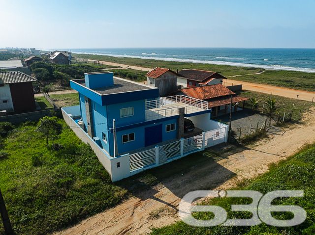LINDO SOBRADO COM 3 DORMITÓRIOS NO ERVINO, SÃO FRANCISCO DO SUL!

Descubra este lindo sobrado de 199,32m² no bairro Ervino, em São Francisco do Sul, situado em um terreno de 300m². Com 3 dormitórios, 3 banheiros e uma vista deslumbrante para o mar, este imóvel praticamente novo é perfeito para quem busca conforto e beleza.

O sobrado oferece 2 garagens cobertas, garantindo espaço e segurança para seus veículos. A sala de estar e jantar são integradas, criando um ambiente acolhedor e elegante. A cozinha, conjugada com a copa, é moderna e funcional.

A área de serviço é bem planejada, otimizando as tarefas diárias. Além disso, o imóvel conta com 3 sacadas, proporcionando uma vista encantadora do mar. A área de festa com churrasqueira é perfeita para desfrutar de momentos de lazer e celebrações.

Localizado no bairro Ervino, esta propriedade está próxima a vias de acesso, transporte público, escolas e serviços essenciais, garantindo uma vida prática e confortável. A proximidade com o mar oferece uma experiência única de viver no litoral catarinense, combinando a serenidade da natureza com a conveniência urbana.

A 636 Negócios Imobiliários, com mais de 30 anos de experiência, está pronta para ajudá-lo a realizar o sonho da casa com vista para o mar. Nossa equipe de especialistas está à disposição para oferecer o melhor atendimento. Entre em contato conosco pelo telefone: (47) 3448-3636 ou WhatsApp: (47) 99190-0636.

Este e outros milhares de imóveis no site: i636.com.br