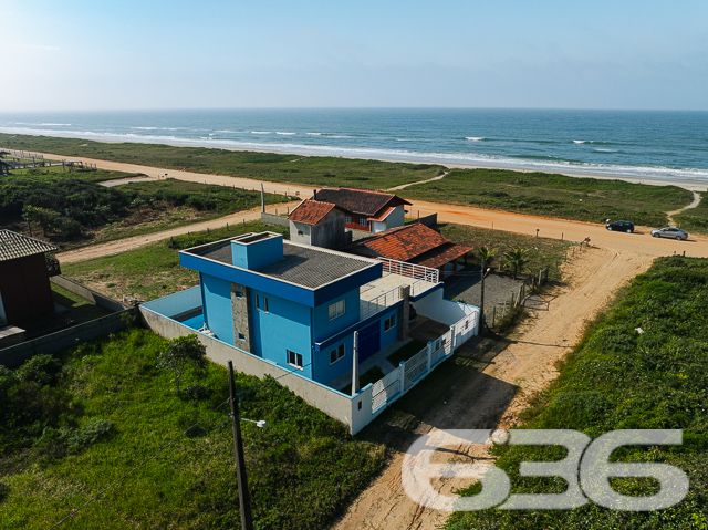 LINDO SOBRADO COM 3 DORMITÓRIOS NO ERVINO, SÃO FRANCISCO DO SUL!

Descubra este lindo sobrado de 199,32m² no bairro Ervino, em São Francisco do Sul, situado em um terreno de 300m². Com 3 dormitórios, 3 banheiros e uma vista deslumbrante para o mar, este imóvel praticamente novo é perfeito para quem busca conforto e beleza.

O sobrado oferece 2 garagens cobertas, garantindo espaço e segurança para seus veículos. A sala de estar e jantar são integradas, criando um ambiente acolhedor e elegante. A cozinha, conjugada com a copa, é moderna e funcional.

A área de serviço é bem planejada, otimizando as tarefas diárias. Além disso, o imóvel conta com 3 sacadas, proporcionando uma vista encantadora do mar. A área de festa com churrasqueira é perfeita para desfrutar de momentos de lazer e celebrações.

Localizado no bairro Ervino, esta propriedade está próxima a vias de acesso, transporte público, escolas e serviços essenciais, garantindo uma vida prática e confortável. A proximidade com o mar oferece uma experiência única de viver no litoral catarinense, combinando a serenidade da natureza com a conveniência urbana.

A 636 Negócios Imobiliários, com mais de 30 anos de experiência, está pronta para ajudá-lo a realizar o sonho da casa com vista para o mar. Nossa equipe de especialistas está à disposição para oferecer o melhor atendimento. Entre em contato conosco pelo telefone: (47) 3448-3636 ou WhatsApp: (47) 99190-0636.

Este e outros milhares de imóveis no site: i636.com.br