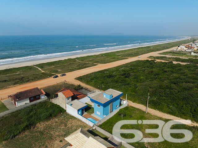 LINDO SOBRADO COM 3 DORMITÓRIOS NO ERVINO, SÃO FRANCISCO DO SUL!

Descubra este lindo sobrado de 199,32m² no bairro Ervino, em São Francisco do Sul, situado em um terreno de 300m². Com 3 dormitórios, 3 banheiros e uma vista deslumbrante para o mar, este imóvel praticamente novo é perfeito para quem busca conforto e beleza.

O sobrado oferece 2 garagens cobertas, garantindo espaço e segurança para seus veículos. A sala de estar e jantar são integradas, criando um ambiente acolhedor e elegante. A cozinha, conjugada com a copa, é moderna e funcional.

A área de serviço é bem planejada, otimizando as tarefas diárias. Além disso, o imóvel conta com 3 sacadas, proporcionando uma vista encantadora do mar. A área de festa com churrasqueira é perfeita para desfrutar de momentos de lazer e celebrações.

Localizado no bairro Ervino, esta propriedade está próxima a vias de acesso, transporte público, escolas e serviços essenciais, garantindo uma vida prática e confortável. A proximidade com o mar oferece uma experiência única de viver no litoral catarinense, combinando a serenidade da natureza com a conveniência urbana.

A 636 Negócios Imobiliários, com mais de 30 anos de experiência, está pronta para ajudá-lo a realizar o sonho da casa com vista para o mar. Nossa equipe de especialistas está à disposição para oferecer o melhor atendimento. Entre em contato conosco pelo telefone: (47) 3448-3636 ou WhatsApp: (47) 99190-0636.

Este e outros milhares de imóveis no site: i636.com.br