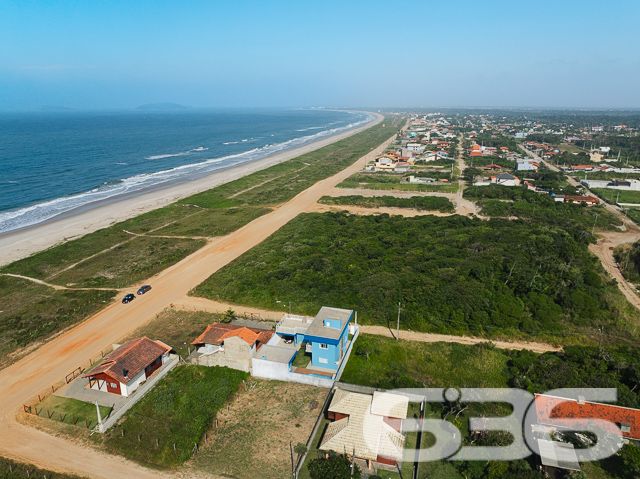 LINDO SOBRADO COM 3 DORMITÓRIOS NO ERVINO, SÃO FRANCISCO DO SUL!

Descubra este lindo sobrado de 199,32m² no bairro Ervino, em São Francisco do Sul, situado em um terreno de 300m². Com 3 dormitórios, 3 banheiros e uma vista deslumbrante para o mar, este imóvel praticamente novo é perfeito para quem busca conforto e beleza.

O sobrado oferece 2 garagens cobertas, garantindo espaço e segurança para seus veículos. A sala de estar e jantar são integradas, criando um ambiente acolhedor e elegante. A cozinha, conjugada com a copa, é moderna e funcional.

A área de serviço é bem planejada, otimizando as tarefas diárias. Além disso, o imóvel conta com 3 sacadas, proporcionando uma vista encantadora do mar. A área de festa com churrasqueira é perfeita para desfrutar de momentos de lazer e celebrações.

Localizado no bairro Ervino, esta propriedade está próxima a vias de acesso, transporte público, escolas e serviços essenciais, garantindo uma vida prática e confortável. A proximidade com o mar oferece uma experiência única de viver no litoral catarinense, combinando a serenidade da natureza com a conveniência urbana.

A 636 Negócios Imobiliários, com mais de 30 anos de experiência, está pronta para ajudá-lo a realizar o sonho da casa com vista para o mar. Nossa equipe de especialistas está à disposição para oferecer o melhor atendimento. Entre em contato conosco pelo telefone: (47) 3448-3636 ou WhatsApp: (47) 99190-0636.

Este e outros milhares de imóveis no site: i636.com.br