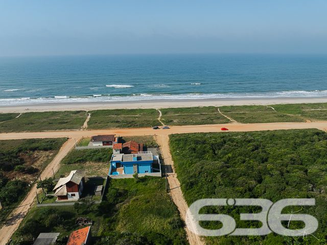 LINDO SOBRADO COM 3 DORMITÓRIOS NO ERVINO, SÃO FRANCISCO DO SUL!

Descubra este lindo sobrado de 199,32m² no bairro Ervino, em São Francisco do Sul, situado em um terreno de 300m². Com 3 dormitórios, 3 banheiros e uma vista deslumbrante para o mar, este imóvel praticamente novo é perfeito para quem busca conforto e beleza.

O sobrado oferece 2 garagens cobertas, garantindo espaço e segurança para seus veículos. A sala de estar e jantar são integradas, criando um ambiente acolhedor e elegante. A cozinha, conjugada com a copa, é moderna e funcional.

A área de serviço é bem planejada, otimizando as tarefas diárias. Além disso, o imóvel conta com 3 sacadas, proporcionando uma vista encantadora do mar. A área de festa com churrasqueira é perfeita para desfrutar de momentos de lazer e celebrações.

Localizado no bairro Ervino, esta propriedade está próxima a vias de acesso, transporte público, escolas e serviços essenciais, garantindo uma vida prática e confortável. A proximidade com o mar oferece uma experiência única de viver no litoral catarinense, combinando a serenidade da natureza com a conveniência urbana.

A 636 Negócios Imobiliários, com mais de 30 anos de experiência, está pronta para ajudá-lo a realizar o sonho da casa com vista para o mar. Nossa equipe de especialistas está à disposição para oferecer o melhor atendimento. Entre em contato conosco pelo telefone: (47) 3448-3636 ou WhatsApp: (47) 99190-0636.

Este e outros milhares de imóveis no site: i636.com.br