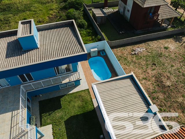 LINDO SOBRADO COM 3 DORMITÓRIOS NO ERVINO, SÃO FRANCISCO DO SUL!

Descubra este lindo sobrado de 199,32m² no bairro Ervino, em São Francisco do Sul, situado em um terreno de 300m². Com 3 dormitórios, 3 banheiros e uma vista deslumbrante para o mar, este imóvel praticamente novo é perfeito para quem busca conforto e beleza.

O sobrado oferece 2 garagens cobertas, garantindo espaço e segurança para seus veículos. A sala de estar e jantar são integradas, criando um ambiente acolhedor e elegante. A cozinha, conjugada com a copa, é moderna e funcional.

A área de serviço é bem planejada, otimizando as tarefas diárias. Além disso, o imóvel conta com 3 sacadas, proporcionando uma vista encantadora do mar. A área de festa com churrasqueira é perfeita para desfrutar de momentos de lazer e celebrações.

Localizado no bairro Ervino, esta propriedade está próxima a vias de acesso, transporte público, escolas e serviços essenciais, garantindo uma vida prática e confortável. A proximidade com o mar oferece uma experiência única de viver no litoral catarinense, combinando a serenidade da natureza com a conveniência urbana.

A 636 Negócios Imobiliários, com mais de 30 anos de experiência, está pronta para ajudá-lo a realizar o sonho da casa com vista para o mar. Nossa equipe de especialistas está à disposição para oferecer o melhor atendimento. Entre em contato conosco pelo telefone: (47) 3448-3636 ou WhatsApp: (47) 99190-0636.

Este e outros milhares de imóveis no site: i636.com.br
