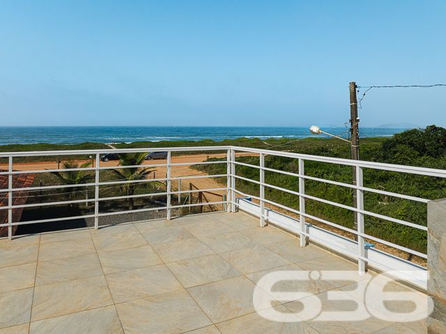 LINDO SOBRADO COM 3 DORMITÓRIOS NO ERVINO, SÃO FRANCISCO DO SUL!

Descubra este lindo sobrado de 199,32m² no bairro Ervino, em São Francisco do Sul, situado em um terreno de 300m². Com 3 dormitórios, 3 banheiros e uma vista deslumbrante para o mar, este imóvel praticamente novo é perfeito para quem busca conforto e beleza.

O sobrado oferece 2 garagens cobertas, garantindo espaço e segurança para seus veículos. A sala de estar e jantar são integradas, criando um ambiente acolhedor e elegante. A cozinha, conjugada com a copa, é moderna e funcional.

A área de serviço é bem planejada, otimizando as tarefas diárias. Além disso, o imóvel conta com 3 sacadas, proporcionando uma vista encantadora do mar. A área de festa com churrasqueira é perfeita para desfrutar de momentos de lazer e celebrações.

Localizado no bairro Ervino, esta propriedade está próxima a vias de acesso, transporte público, escolas e serviços essenciais, garantindo uma vida prática e confortável. A proximidade com o mar oferece uma experiência única de viver no litoral catarinense, combinando a serenidade da natureza com a conveniência urbana.

A 636 Negócios Imobiliários, com mais de 30 anos de experiência, está pronta para ajudá-lo a realizar o sonho da casa com vista para o mar. Nossa equipe de especialistas está à disposição para oferecer o melhor atendimento. Entre em contato conosco pelo telefone: (47) 3448-3636 ou WhatsApp: (47) 99190-0636.

Este e outros milhares de imóveis no site: i636.com.br
